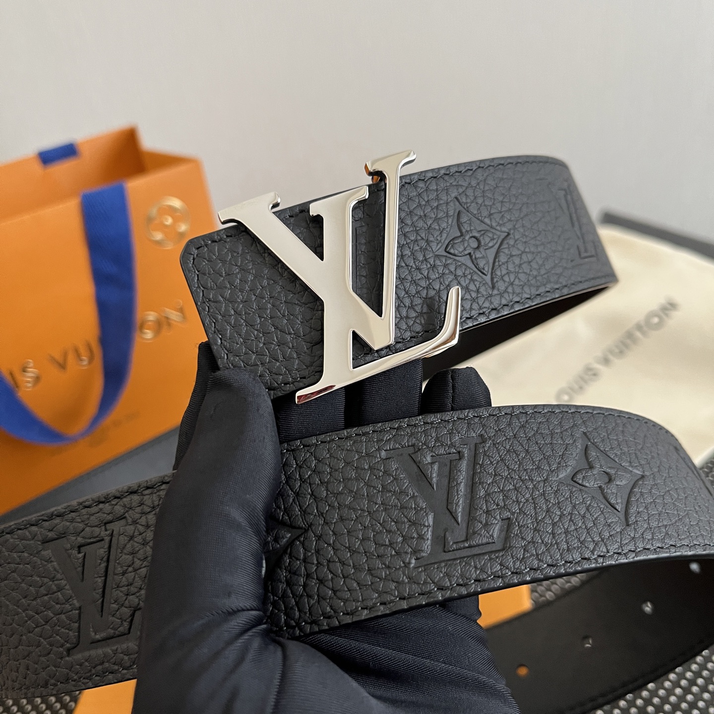 LOUlS Vuitton〖路易威登〗男士腰带 带身采用进口牛皮荔枝纹压花纹 搭配字母扣 宽4.0cm 