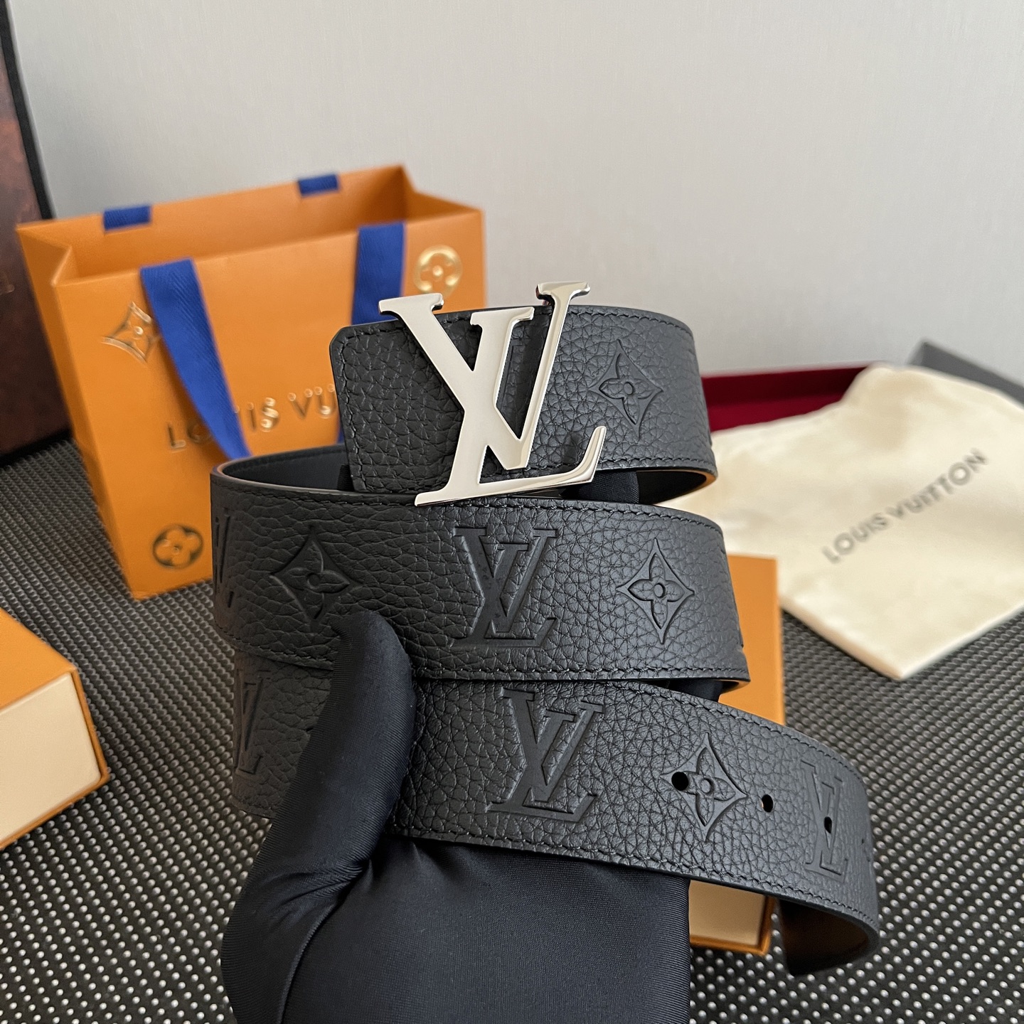 LOUlS Vuitton〖路易威登〗男士腰带 带身采用进口牛皮荔枝纹压花纹 搭配字母扣 宽4.0cm 