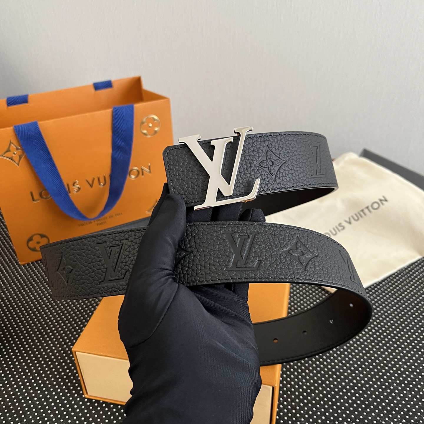 LOUlS Vuitton〖路易威登〗男士腰带 带身采用进口牛皮荔枝纹压花纹 搭配字母扣 宽4.0cm 
