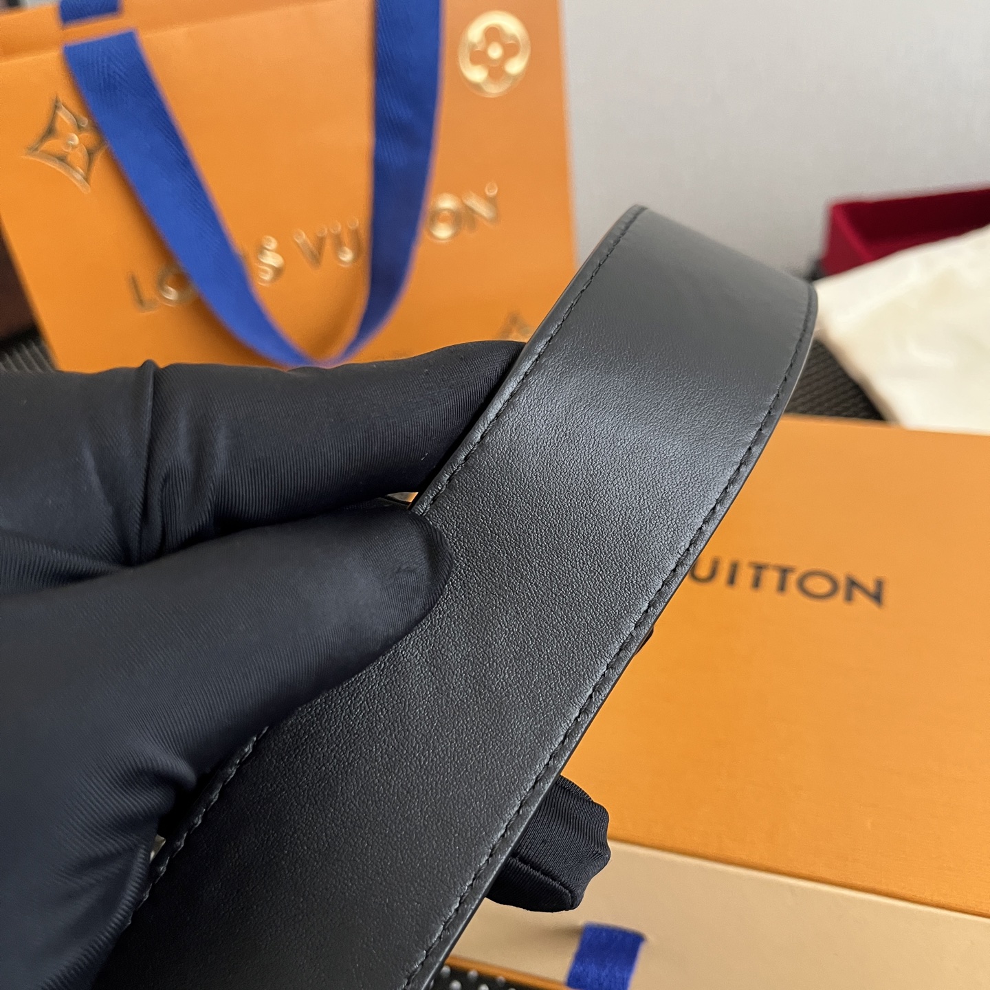 LOUlS Vuitton〖路易威登〗男士腰带 带身采用进口牛皮荔枝纹压花纹 搭配字母扣 宽4.0cm 