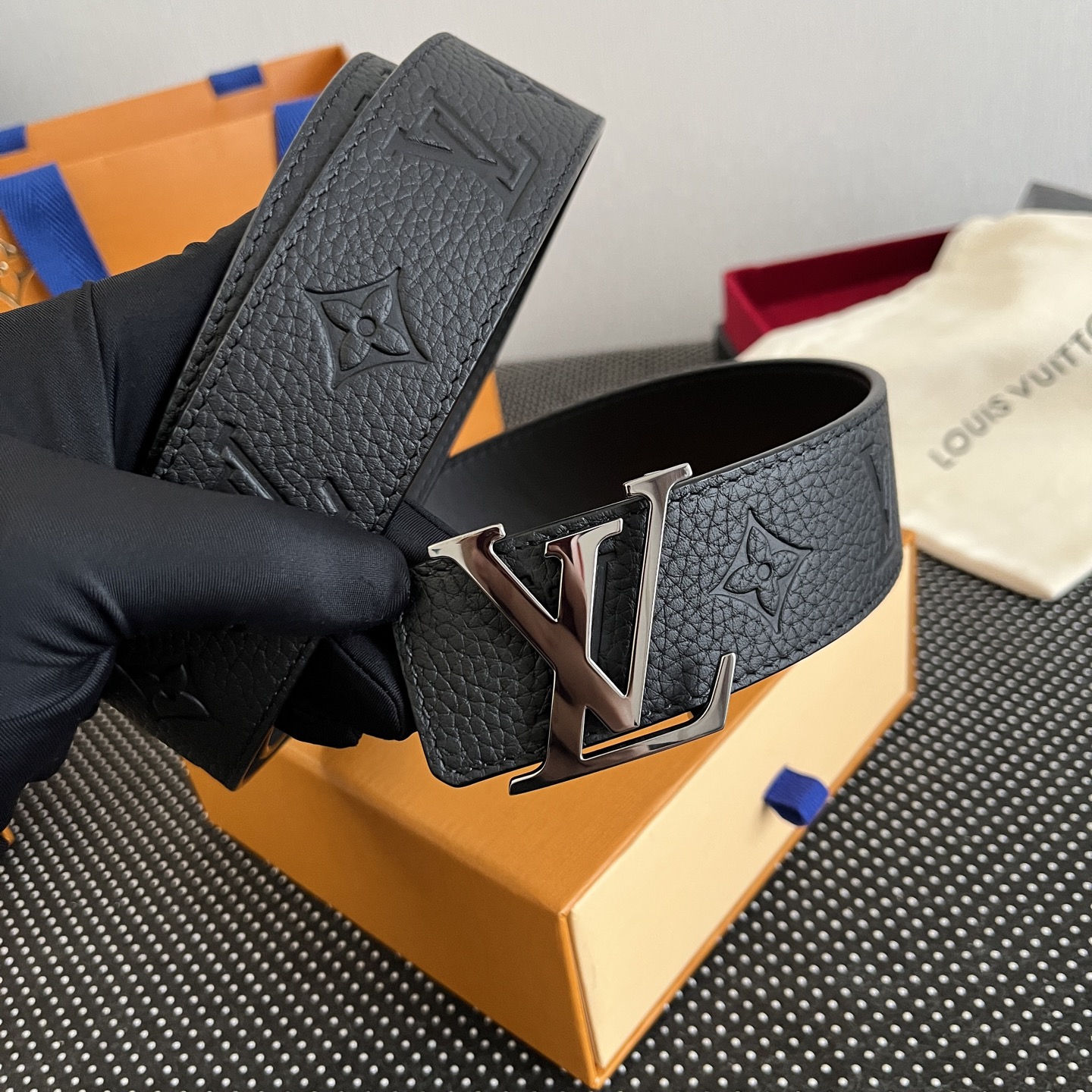 LOUlS Vuitton〖路易威登〗男士腰带 带身采用进口牛皮荔枝纹压花纹 搭配字母扣 宽4.0cm 