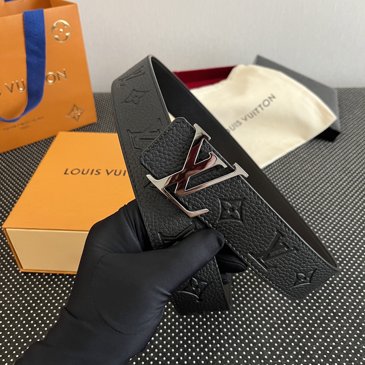 LOUlS Vuitton〖路易威登〗男士腰带 带身采用进口牛皮荔枝纹压花纹 搭配字母扣 宽4.0cm 