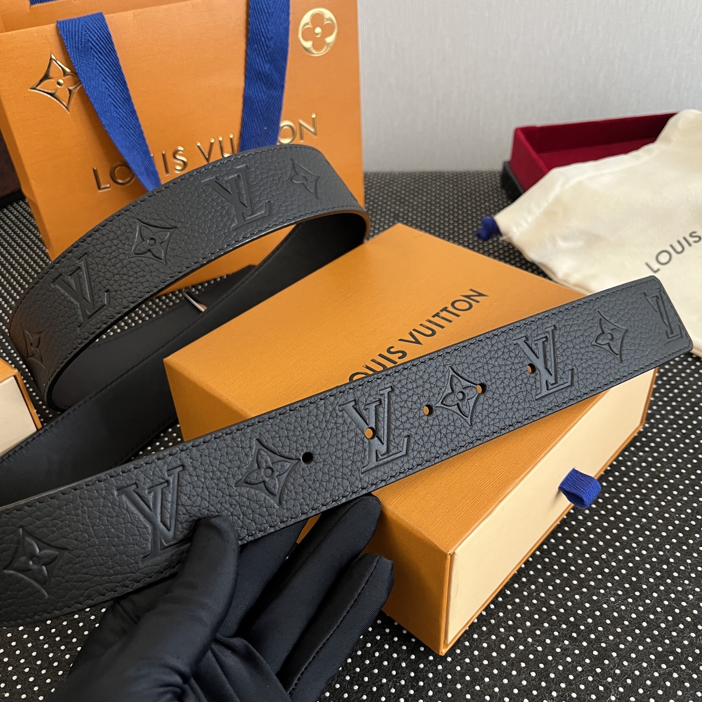 LOUlS Vuitton〖路易威登〗男士腰带 带身采用进口牛皮荔枝纹压花纹 搭配字母扣 宽4.0cm 