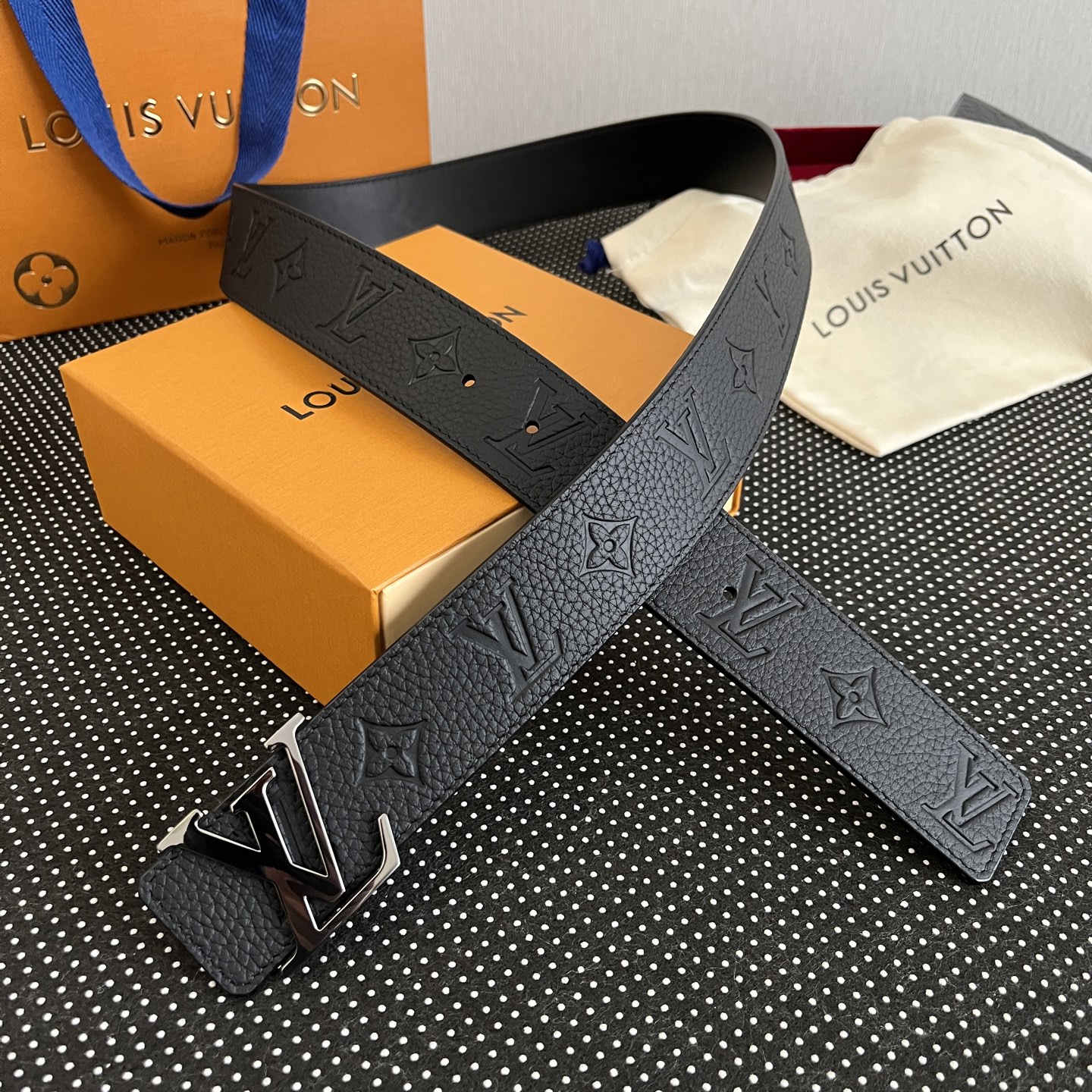 LOUlS Vuitton〖路易威登〗男士腰带 带身采用进口牛皮荔枝纹压花纹 搭配字母扣 宽4.0cm 
