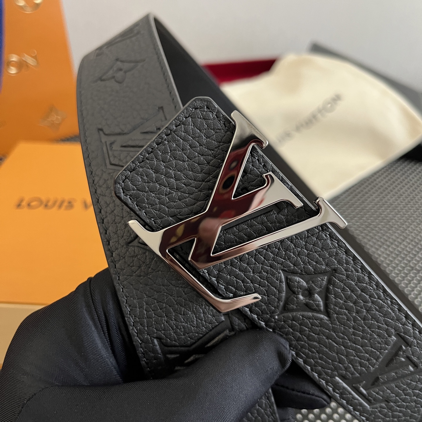 LOUlS Vuitton〖路易威登〗男士腰带 带身采用进口牛皮荔枝纹压花纹 搭配字母扣 宽4.0cm 