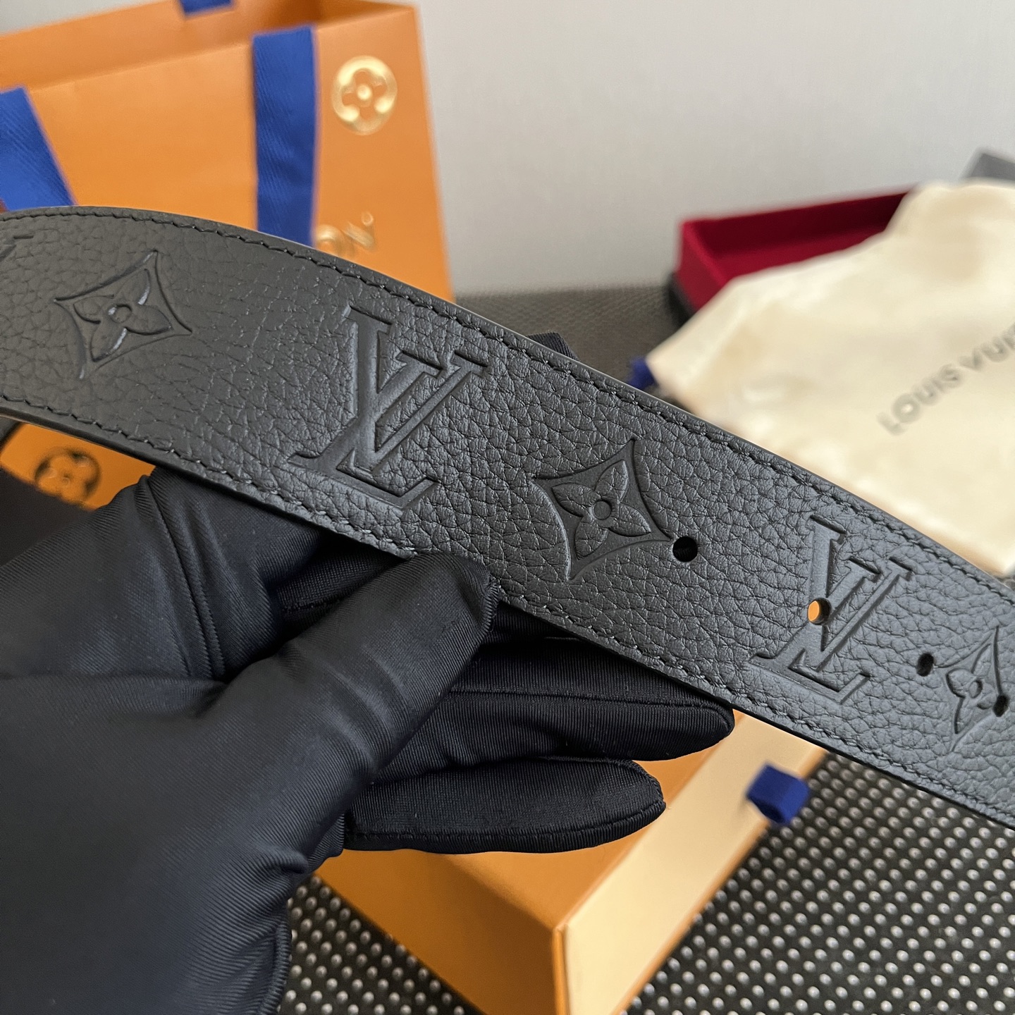 LOUlS Vuitton〖路易威登〗男士腰带 带身采用进口牛皮荔枝纹压花纹 搭配字母扣 宽4.0cm 
