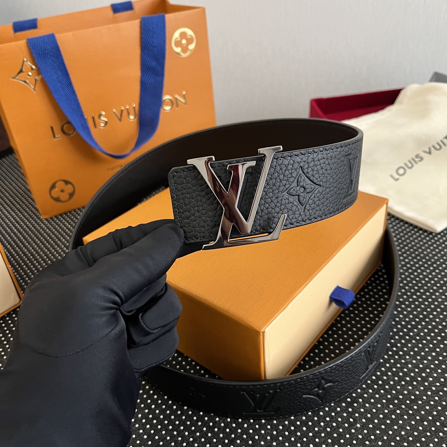 LOUlS Vuitton〖路易威登〗男士腰带 带身采用进口牛皮荔枝纹压花纹 搭配字母扣 宽4.0cm 