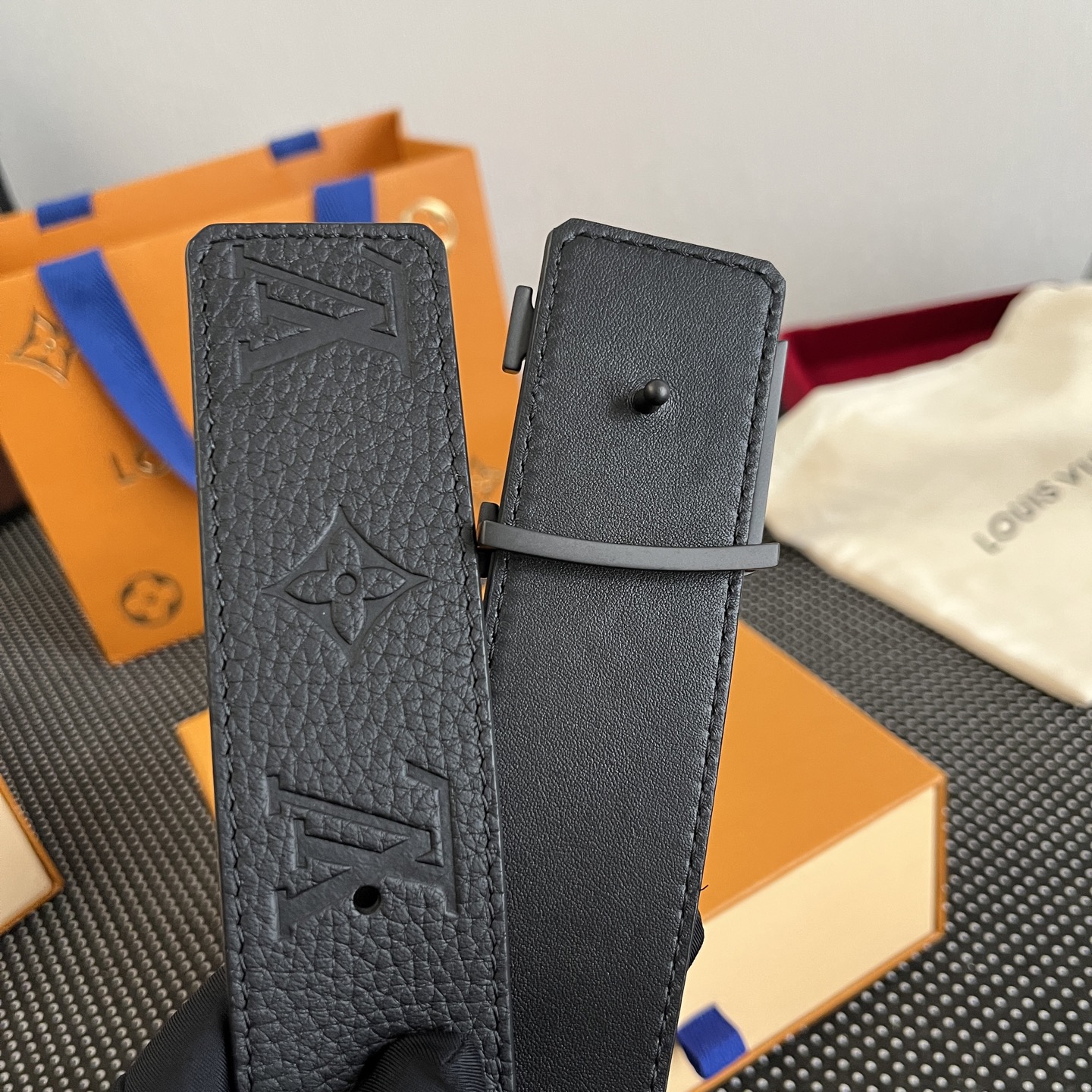 LOUlS Vuitton〖路易威登〗男士腰带 带身采用进口牛皮荔枝纹压花纹 搭配字母扣 宽4.0cm 