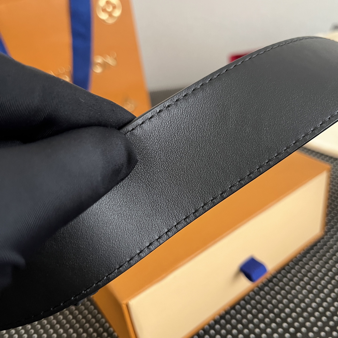 LOUlS Vuitton〖路易威登〗男士腰带 带身采用进口牛皮荔枝纹压花纹 搭配字母扣 宽4.0cm 