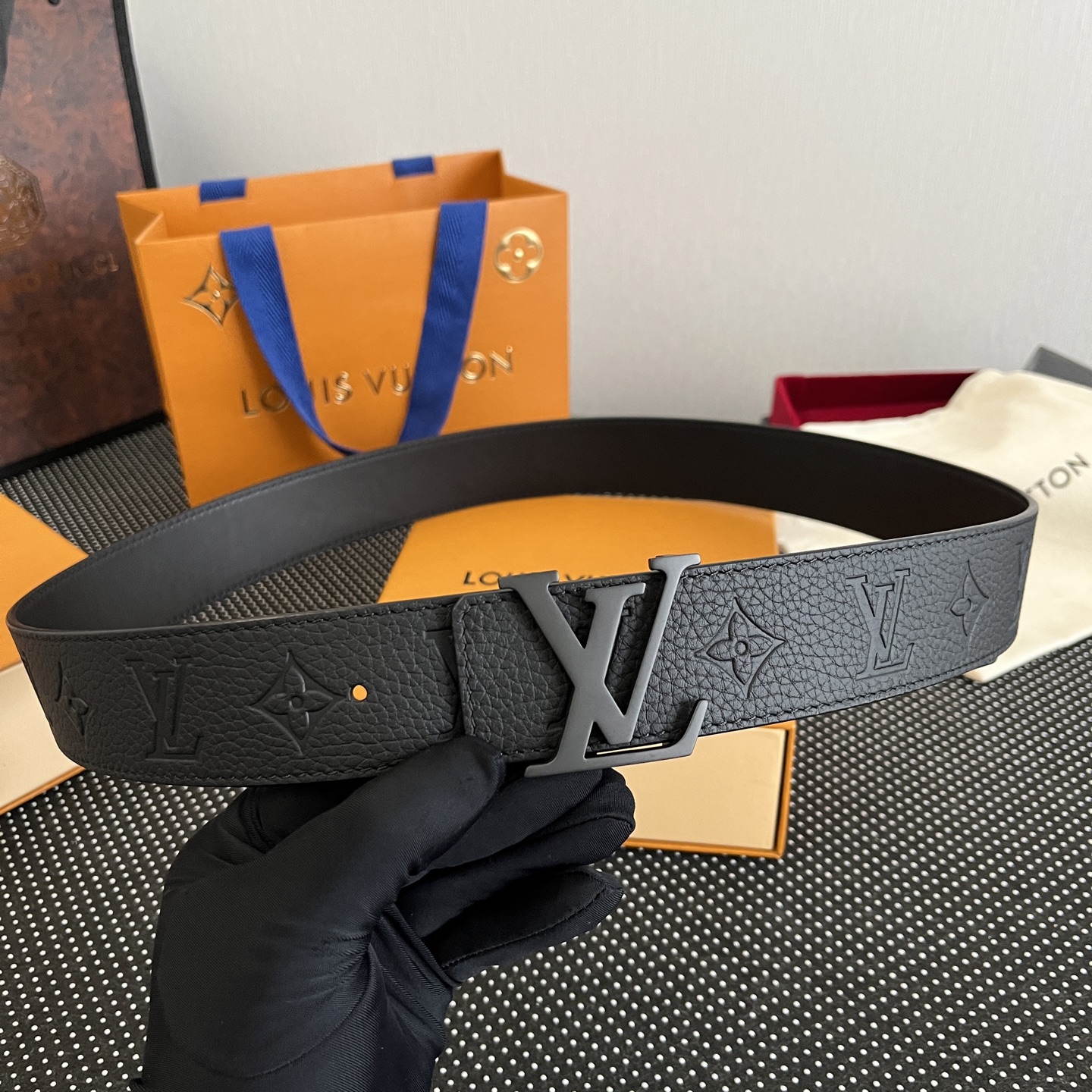 LOUlS Vuitton〖路易威登〗男士腰带 带身采用进口牛皮荔枝纹压花纹 搭配字母扣 宽4.0cm 
