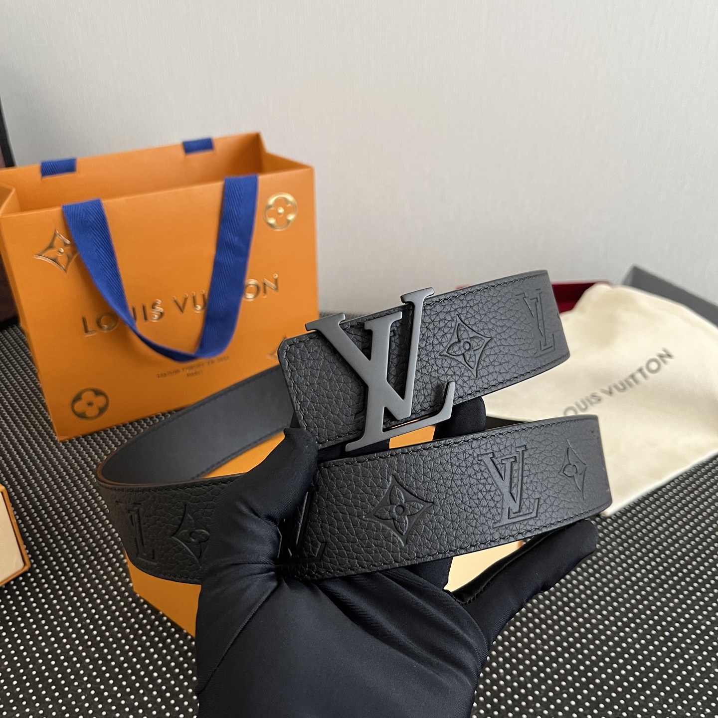 LOUlS Vuitton〖路易威登〗男士腰带 带身采用进口牛皮荔枝纹压花纹 搭配字母扣 宽4.0cm 