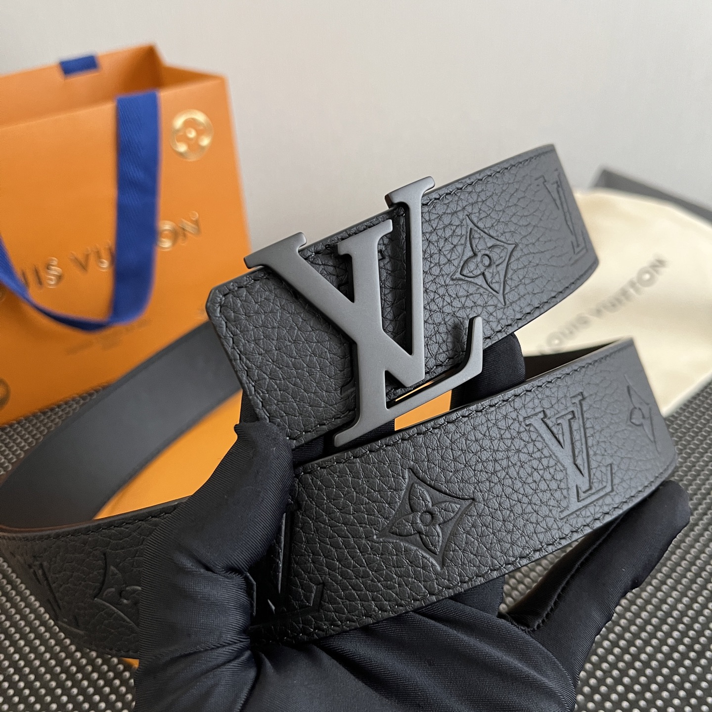 LOUlS Vuitton〖路易威登〗男士腰带 带身采用进口牛皮荔枝纹压花纹 搭配字母扣 宽4.0cm 