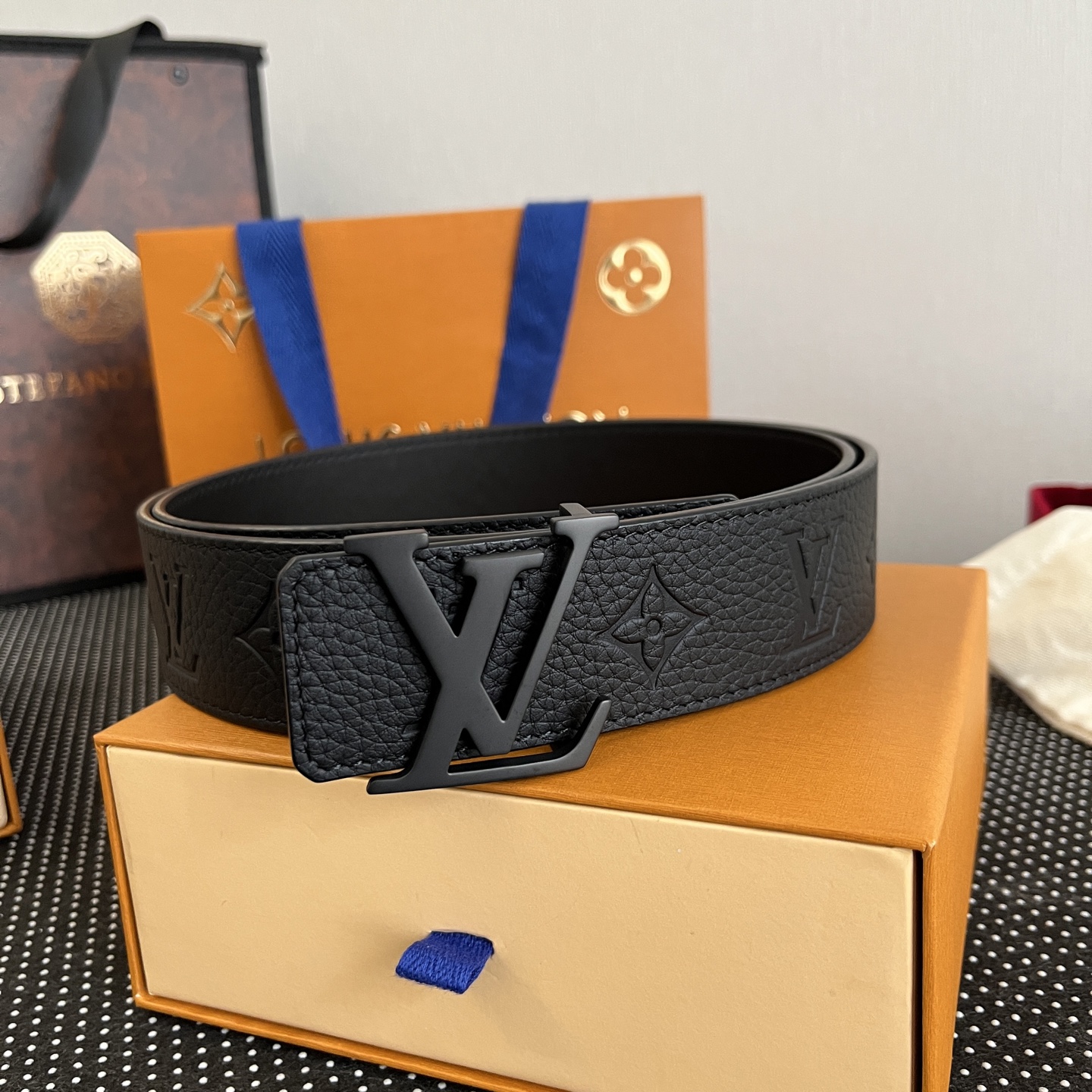 LOUlS Vuitton〖路易威登〗男士腰带 带身采用进口牛皮荔枝纹压花纹 搭配字母扣 宽4.0cm 