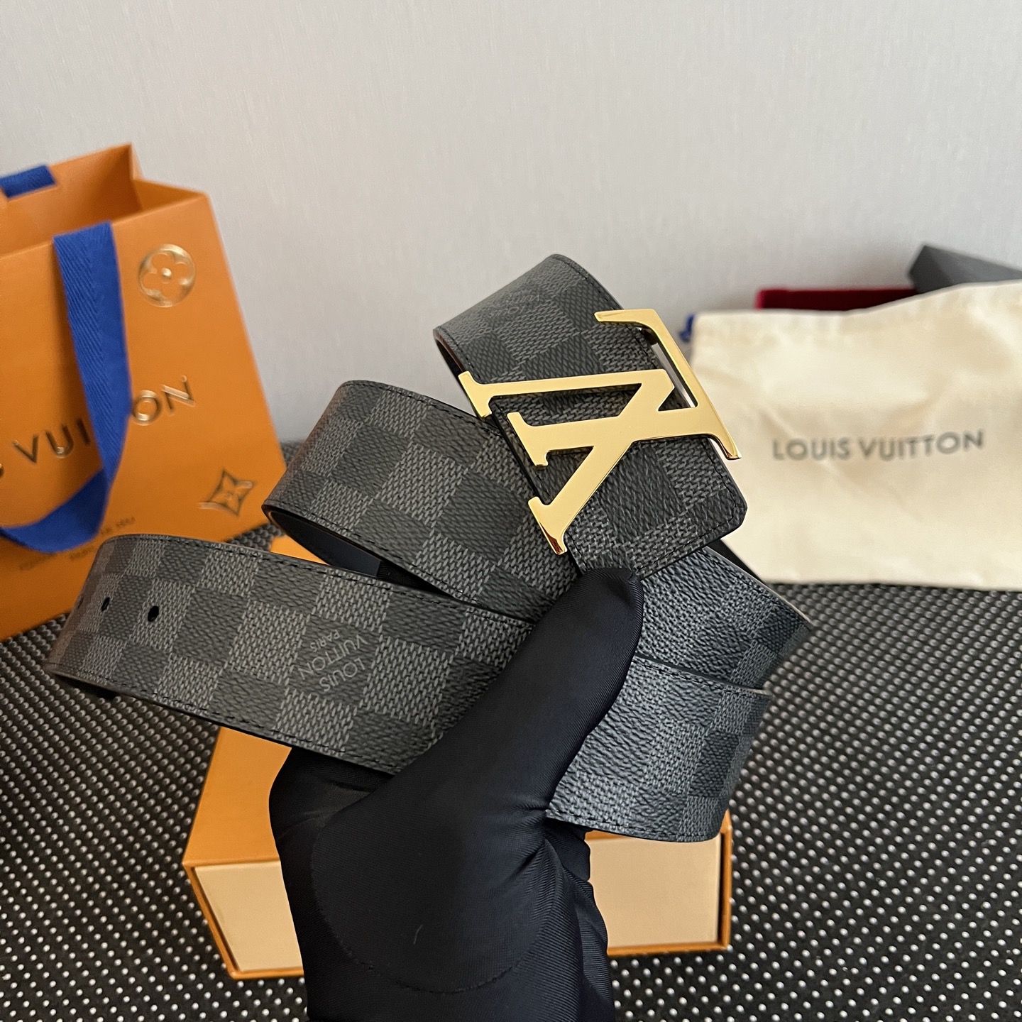 LOUlS Vuitton〖路易威登〗男士腰带 带身采用进口面料老花黑色 配进口牛皮平纹底  搭配经典扣
