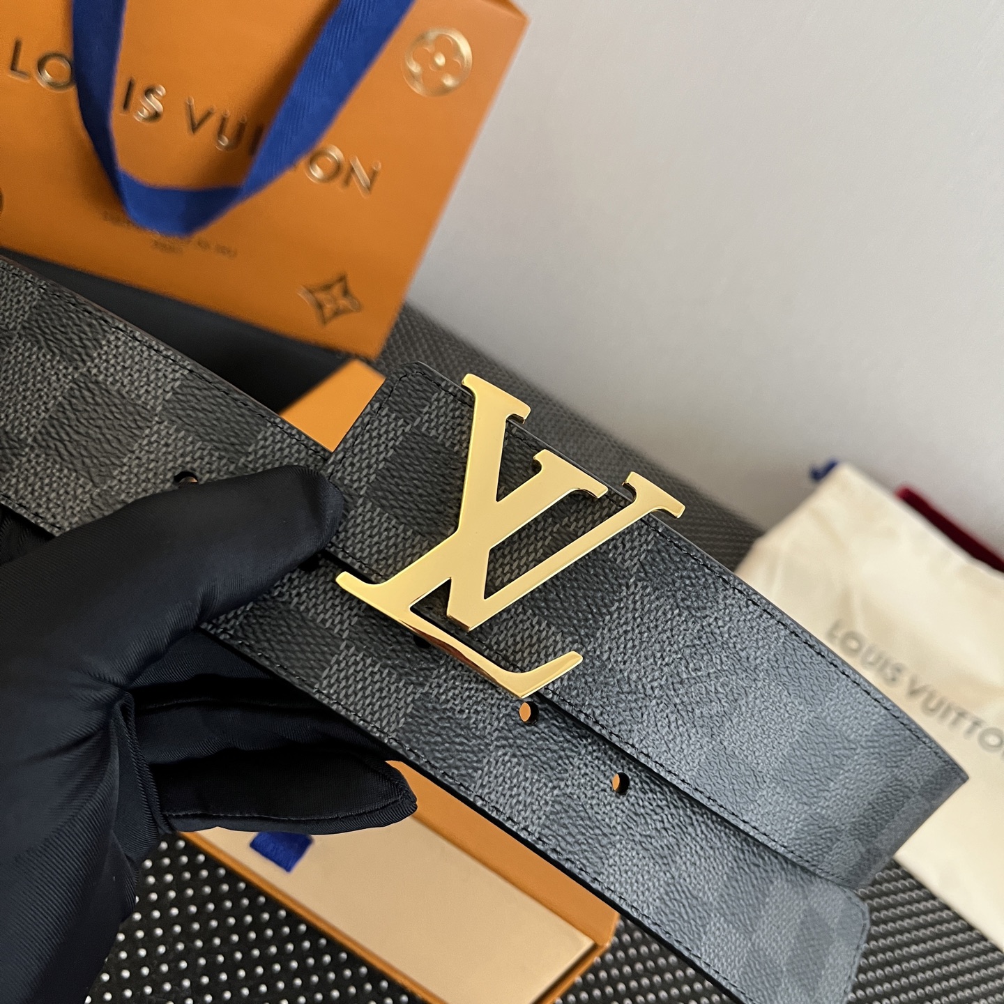 LOUlS Vuitton〖路易威登〗男士腰带 带身采用进口面料老花黑色 配进口牛皮平纹底  搭配经典扣