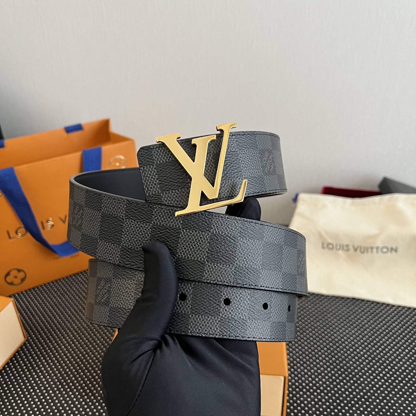 LOUlS Vuitton〖路易威登〗男士腰带 带身采用进口面料老花黑色 配进口牛皮平纹底  搭配经典扣