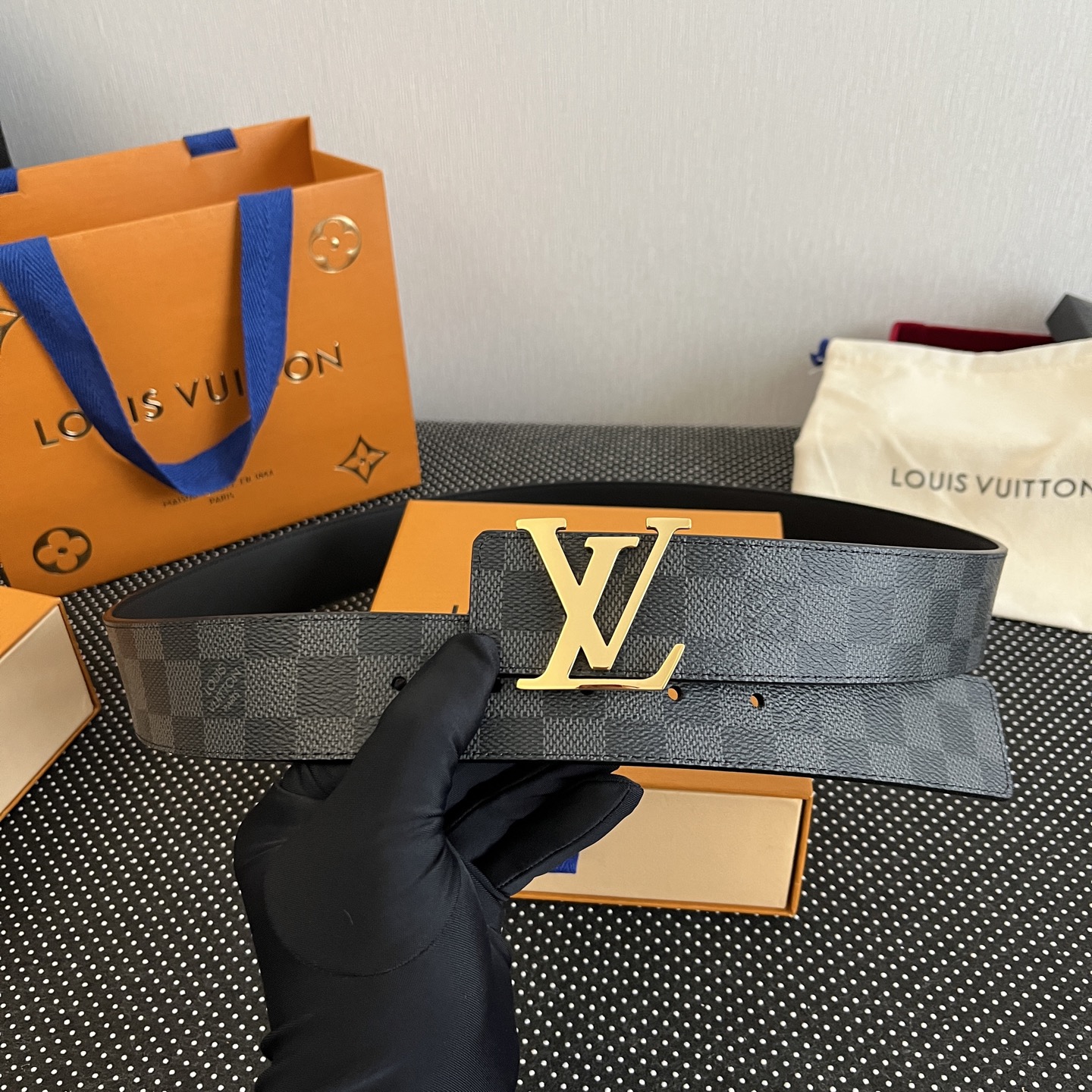 LOUlS Vuitton〖路易威登〗男士腰带 带身采用进口面料老花黑色 配进口牛皮平纹底  搭配经典扣