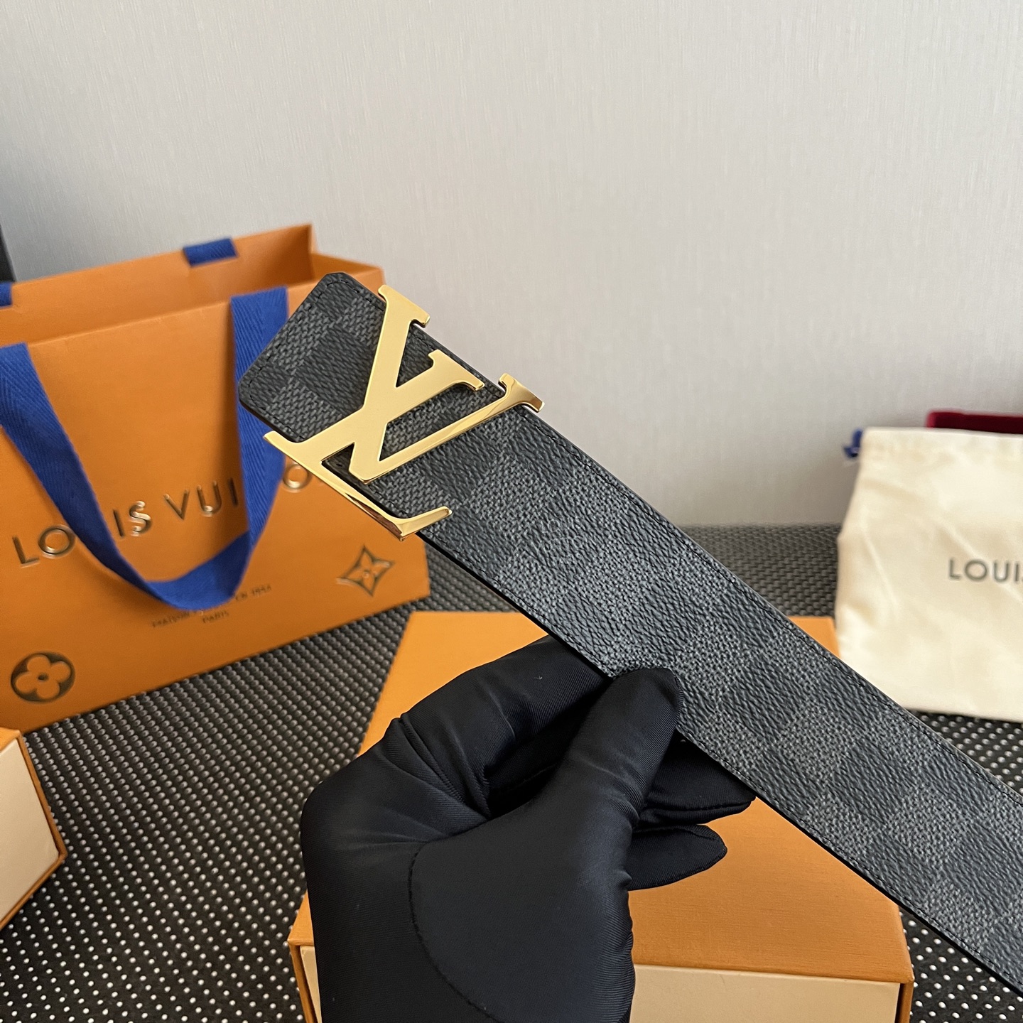 LOUlS Vuitton〖路易威登〗男士腰带 带身采用进口面料老花黑色 配进口牛皮平纹底  搭配经典扣