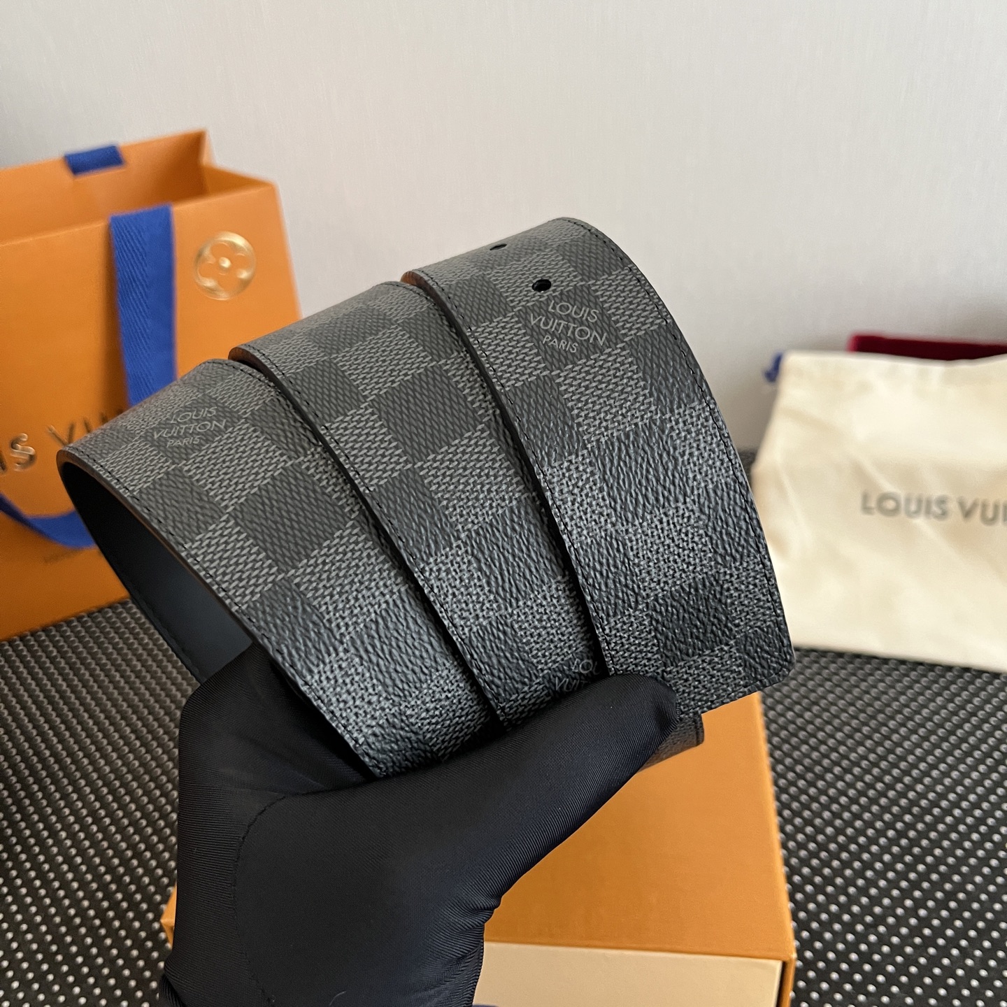 LOUlS Vuitton〖路易威登〗男士腰带 带身采用进口面料老花黑色 配进口牛皮平纹底  搭配经典扣