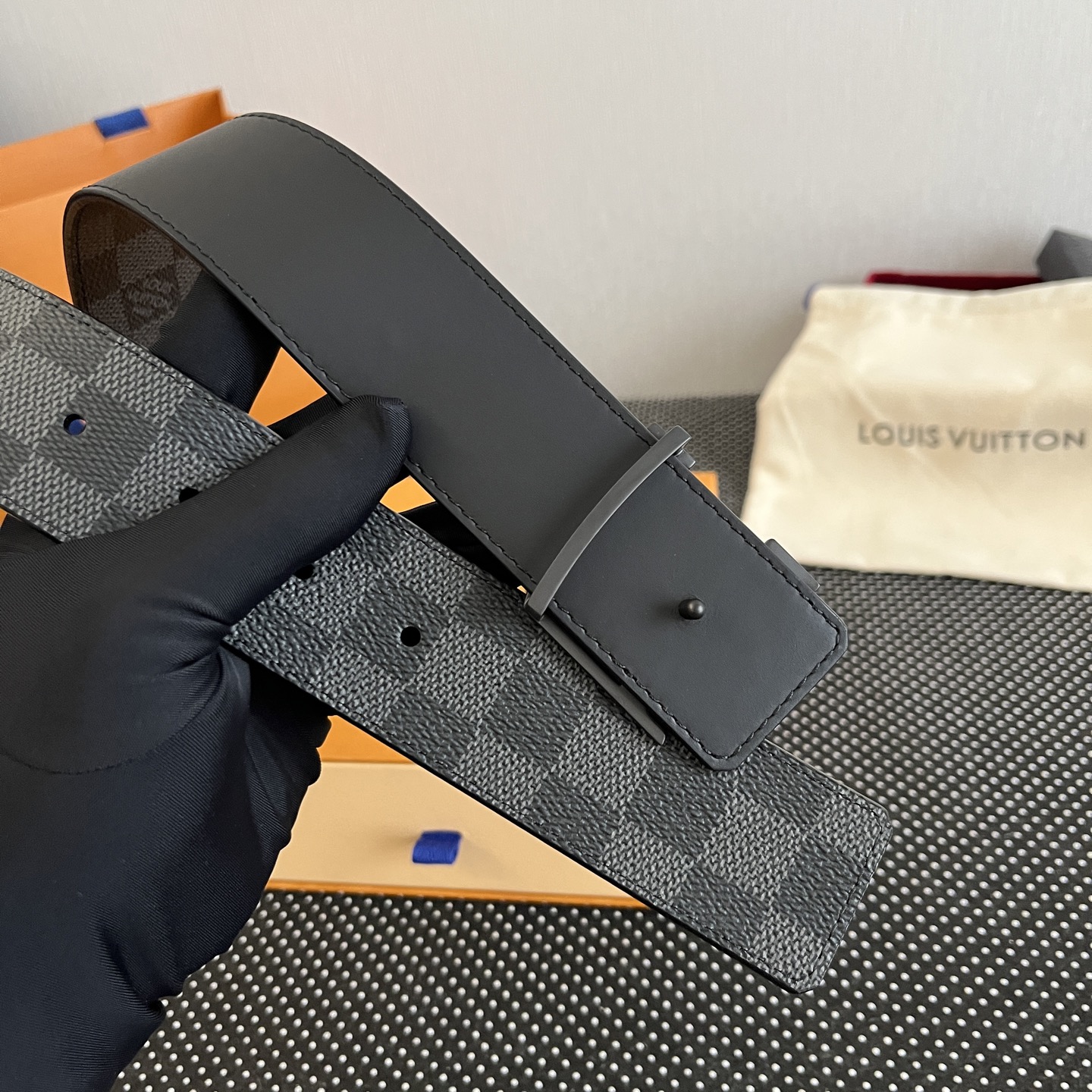 LOUlS Vuitton〖路易威登〗男士腰带 带身采用进口面料老花黑色 配进口牛皮平纹底  搭配经典扣
