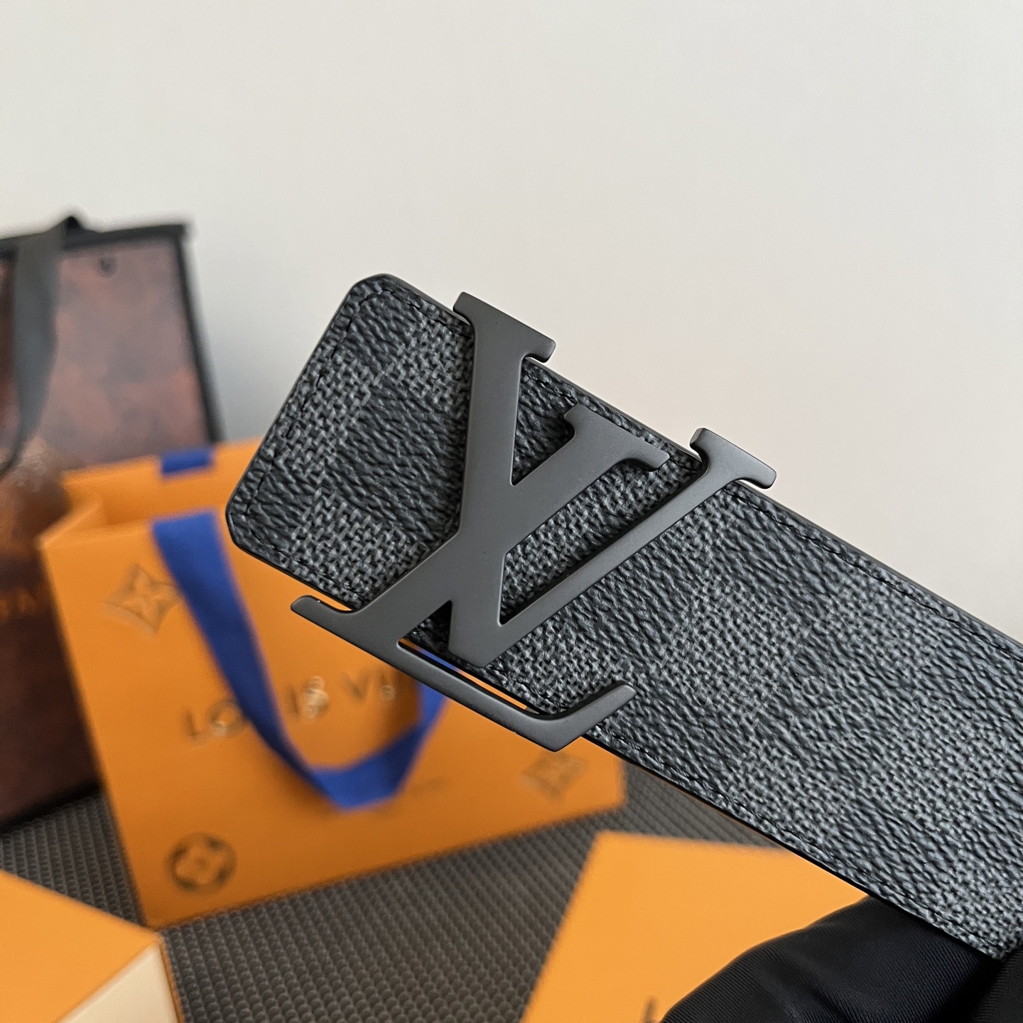 LOUlS Vuitton〖路易威登〗男士腰带 带身采用进口面料老花黑色 配进口牛皮平纹底  搭配经典扣