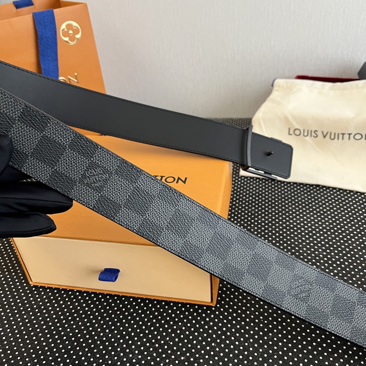 LOUlS Vuitton〖路易威登〗男士腰带 带身采用进口面料老花黑色 配进口牛皮平纹底  搭配经典扣