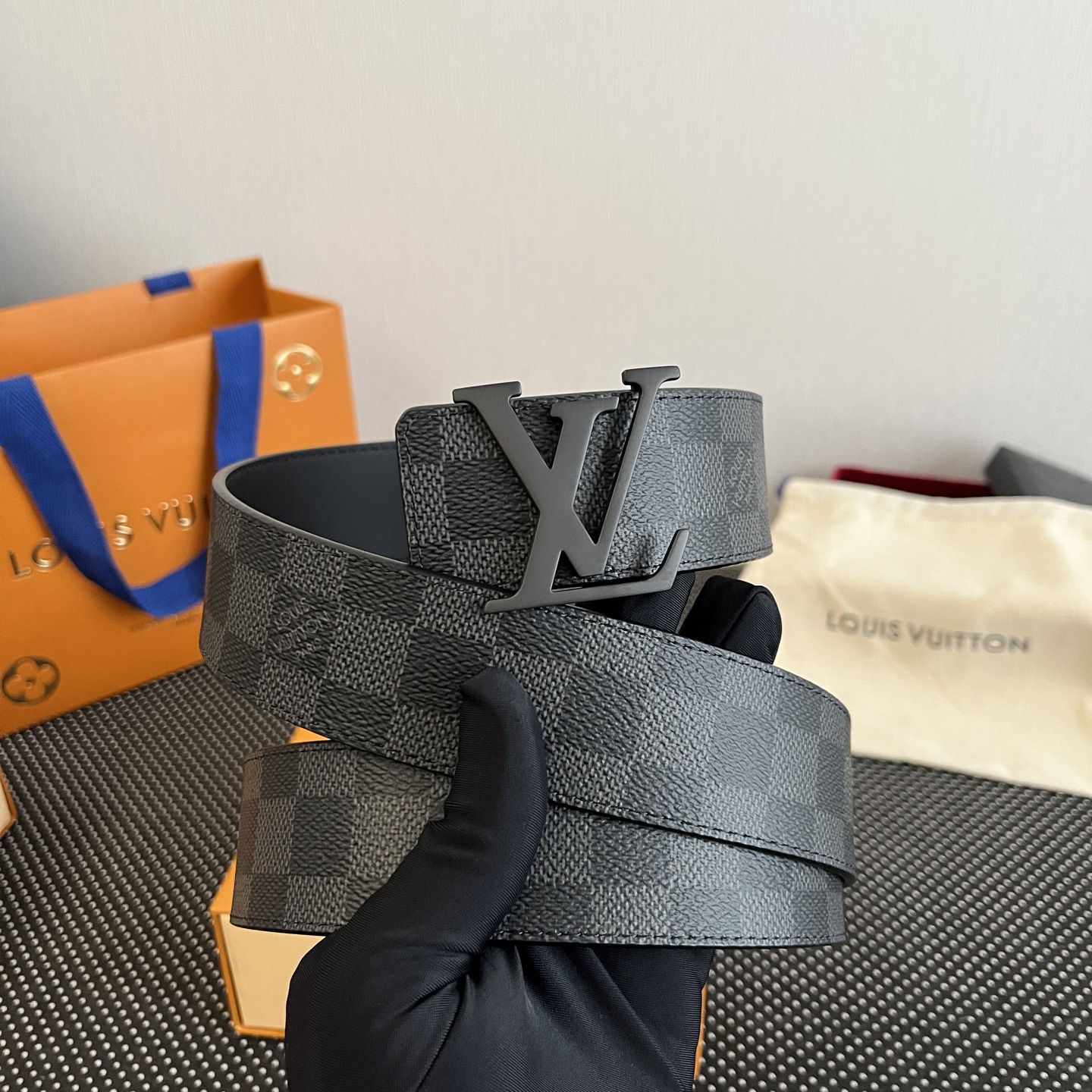 LOUlS Vuitton〖路易威登〗男士腰带 带身采用进口面料老花黑色 配进口牛皮平纹底  搭配经典扣