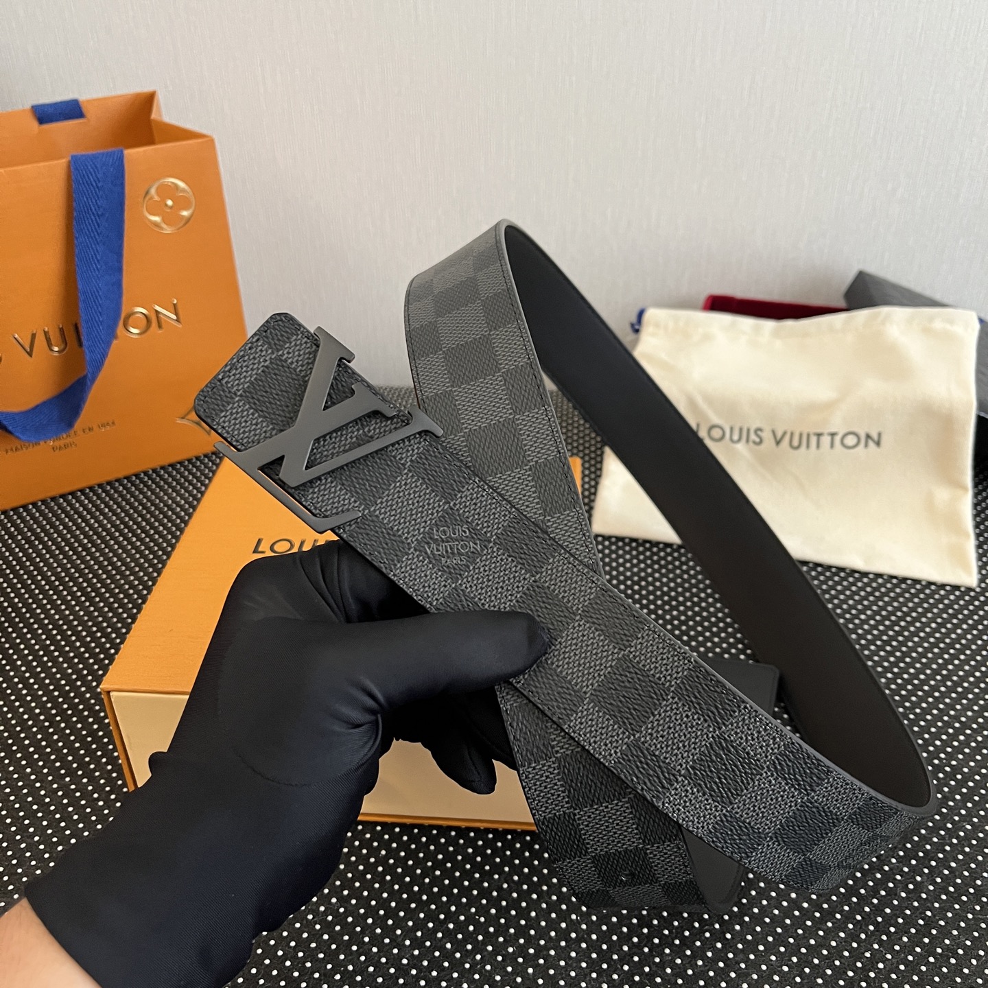 LOUlS Vuitton〖路易威登〗男士腰带 带身采用进口面料老花黑色 配进口牛皮平纹底  搭配经典扣