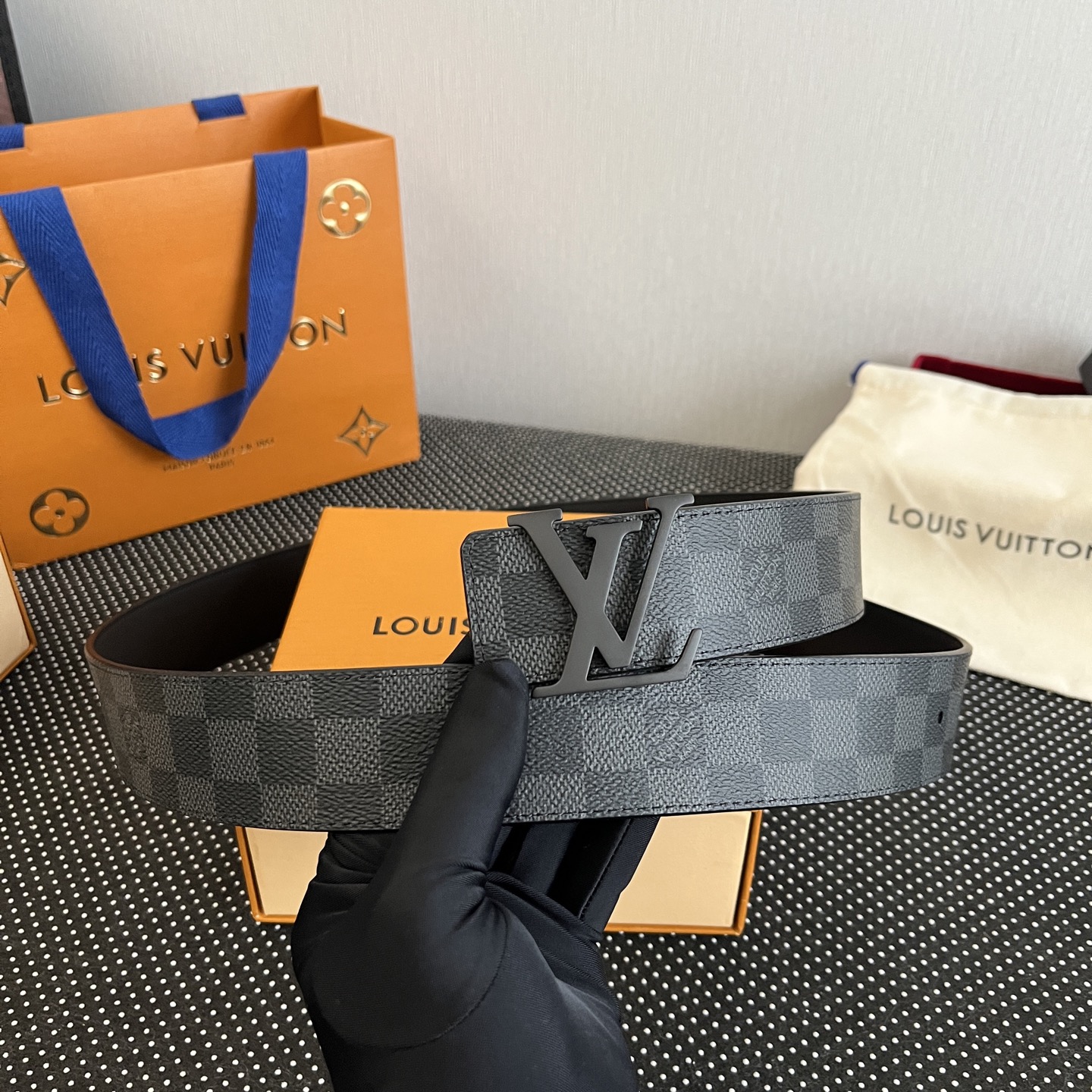LOUlS Vuitton〖路易威登〗男士腰带 带身采用进口面料老花黑色 配进口牛皮平纹底  搭配经典扣