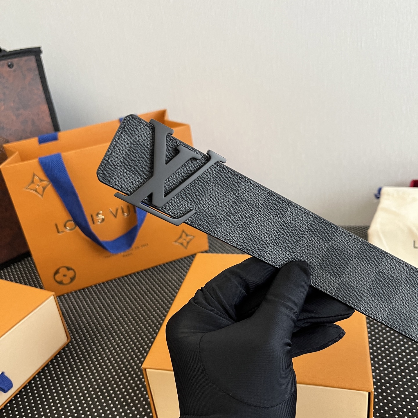 LOUlS Vuitton〖路易威登〗男士腰带 带身采用进口面料老花黑色 配进口牛皮平纹底  搭配经典扣