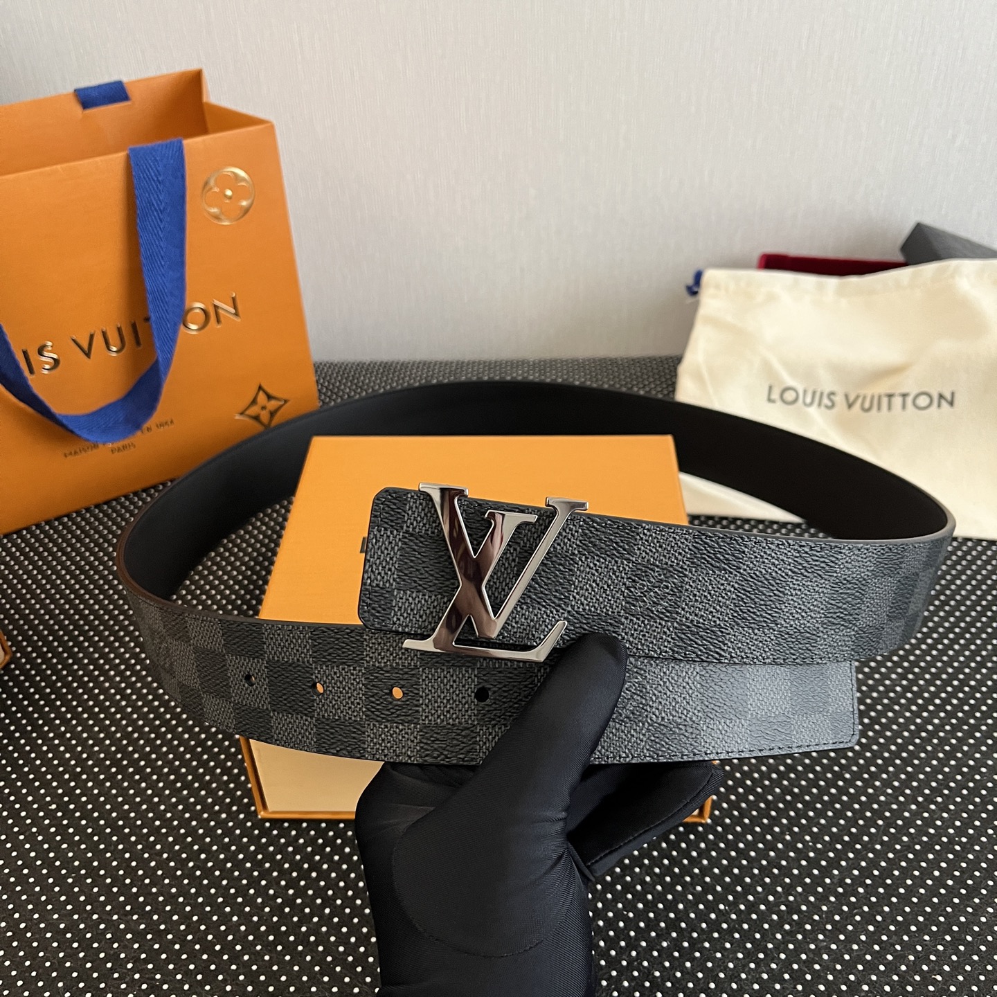 LOUlS Vuitton〖路易威登〗男士腰带 带身采用进口面料老花黑色 配进口牛皮平纹底  搭配经典扣
