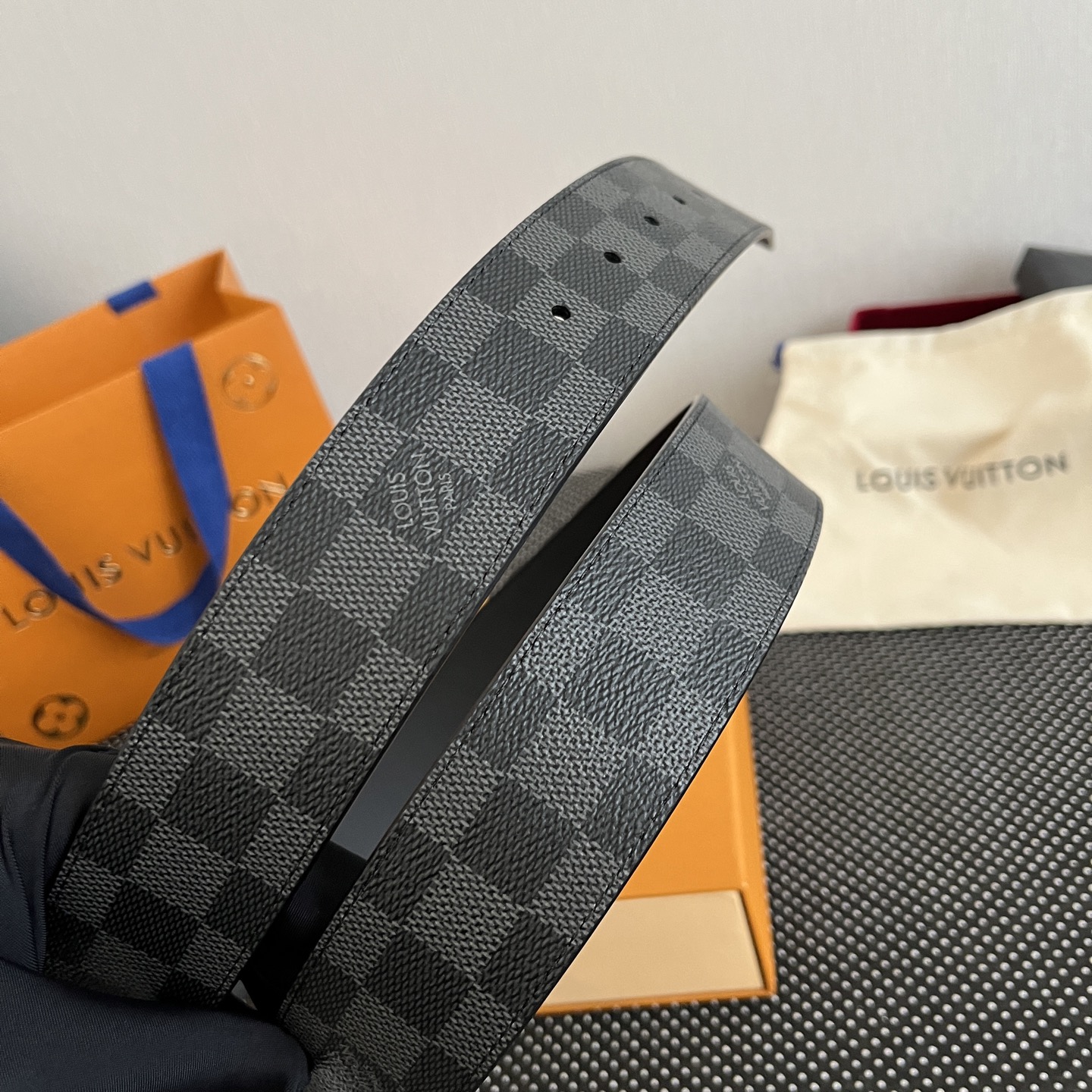 LOUlS Vuitton〖路易威登〗男士腰带 带身采用进口面料老花黑色 配进口牛皮平纹底  搭配经典扣