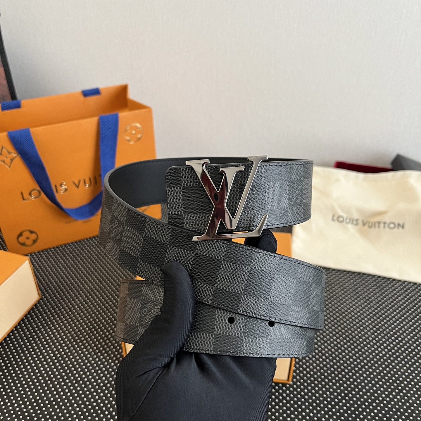 LOUlS Vuitton〖路易威登〗男士腰带 带身采用进口面料老花黑色 配进口牛皮平纹底  搭配经典扣