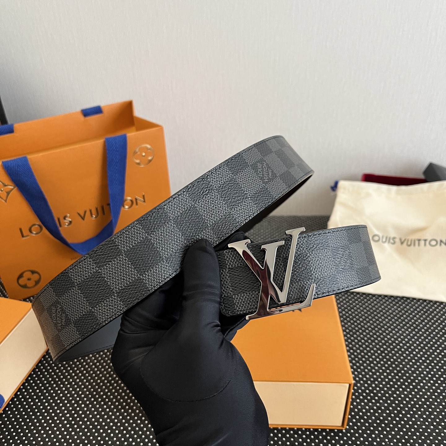 LOUlS Vuitton〖路易威登〗男士腰带 带身采用进口面料老花黑色 配进口牛皮平纹底  搭配经典扣