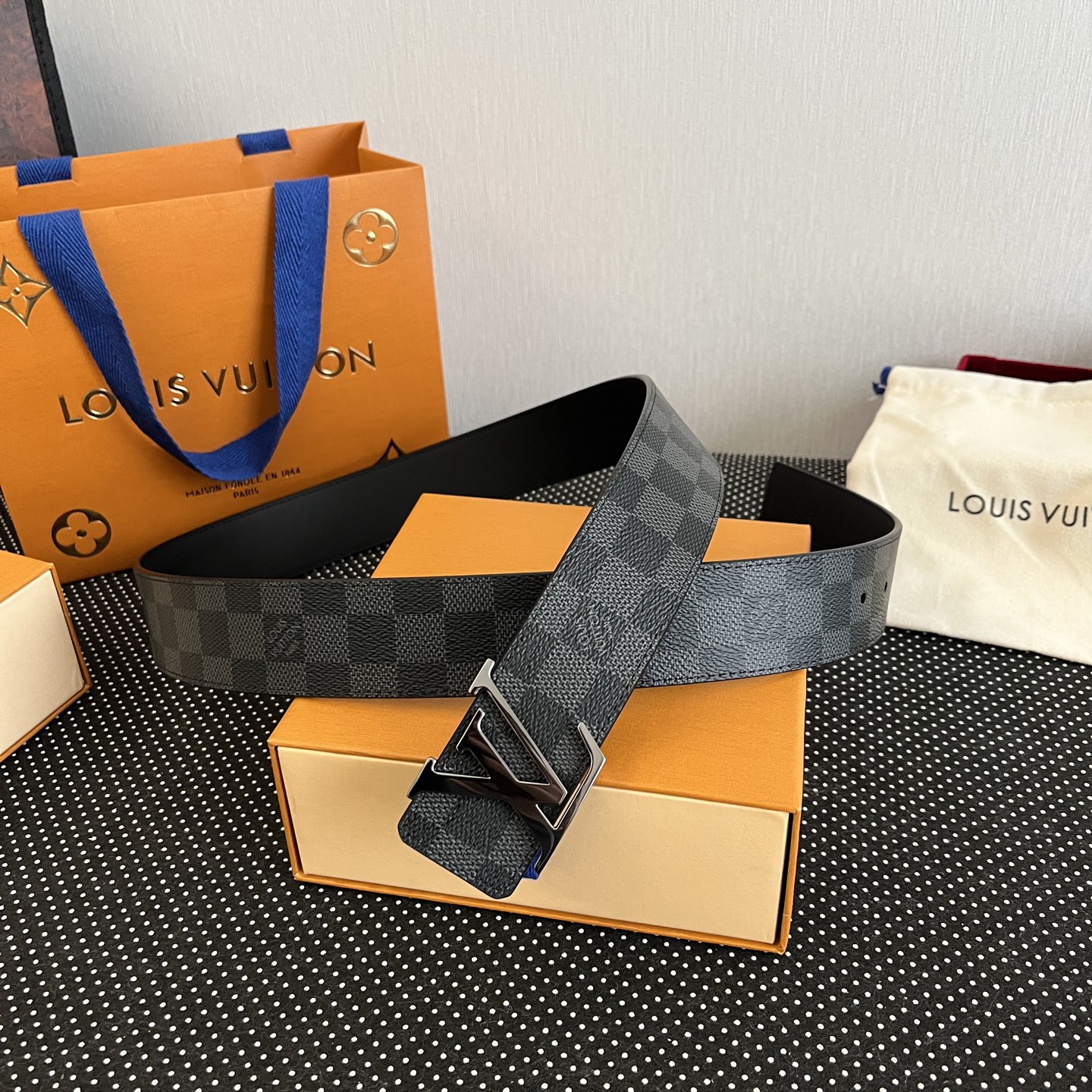 LOUlS Vuitton〖路易威登〗男士腰带 带身采用进口面料老花黑色 配进口牛皮平纹底  搭配经典扣