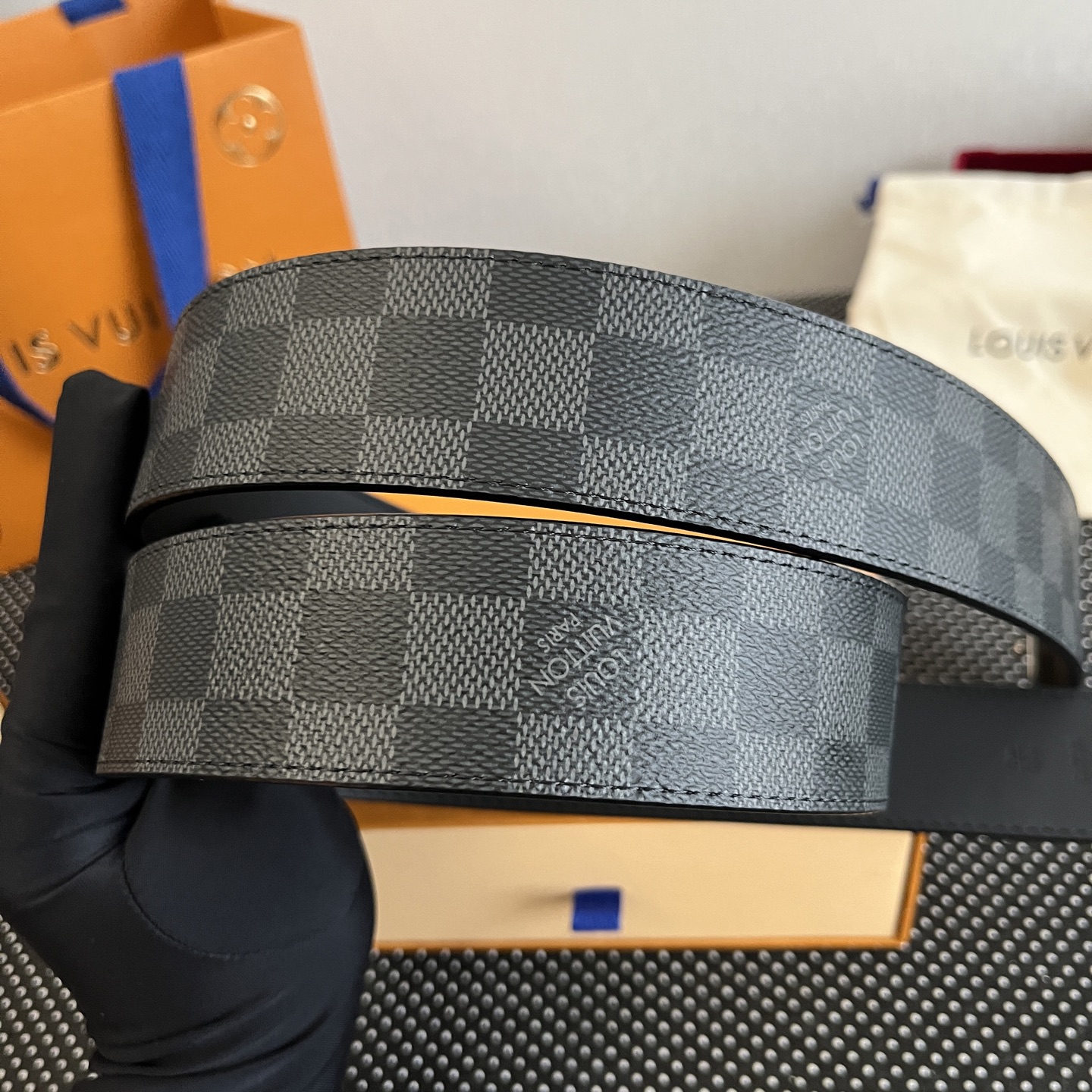 LOUlS Vuitton〖路易威登〗男士腰带 带身采用进口面料老花黑色 配进口牛皮平纹底  搭配经典扣