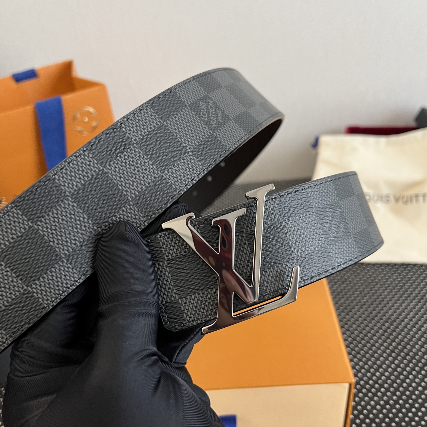 LOUlS Vuitton〖路易威登〗男士腰带 带身采用进口面料老花黑色 配进口牛皮平纹底  搭配经典扣