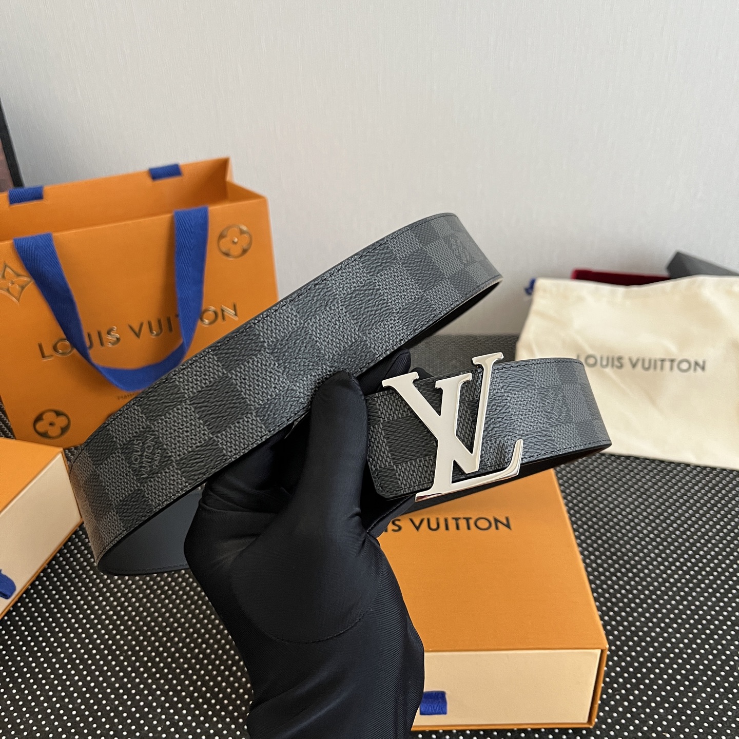 LOUlS Vuitton〖路易威登〗男士腰带 带身采用进口面料老花黑色 配进口牛皮平纹底  搭配经典扣