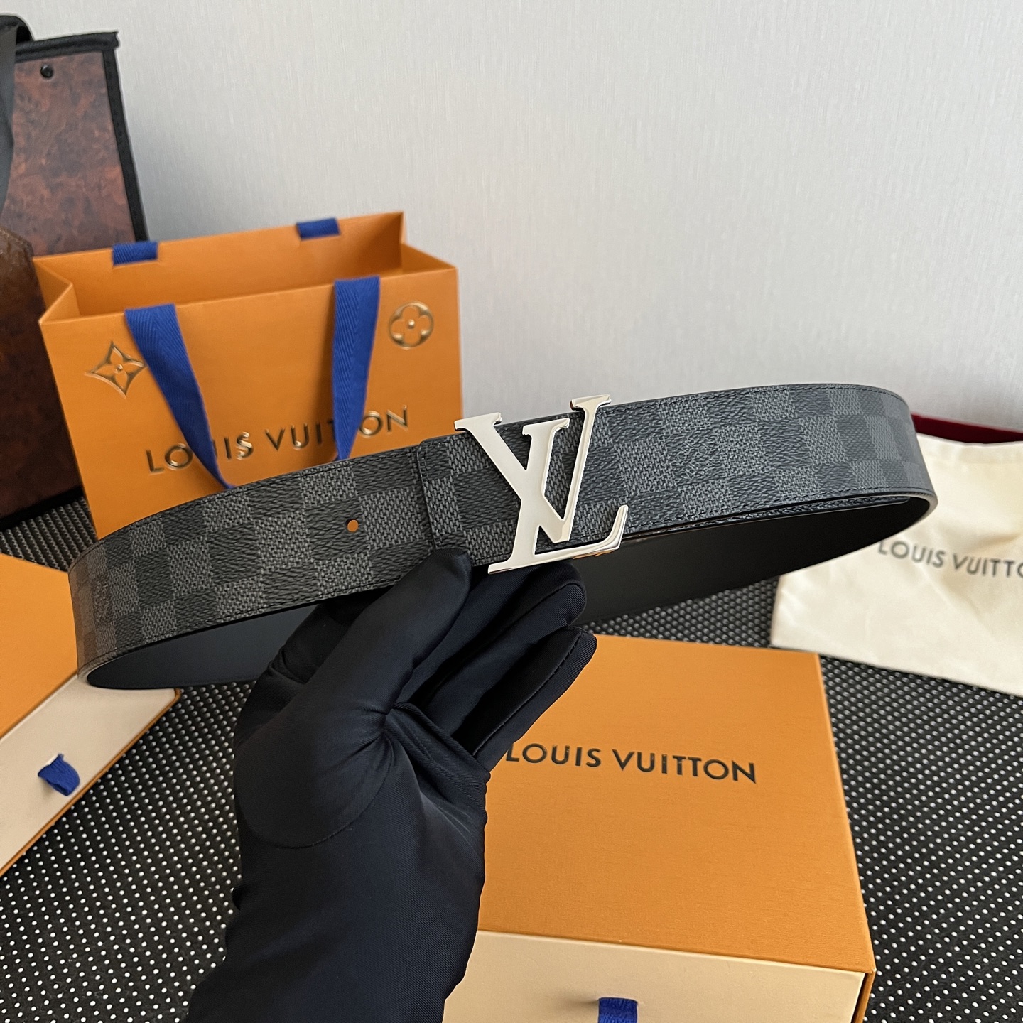 LOUlS Vuitton〖路易威登〗男士腰带 带身采用进口面料老花黑色 配进口牛皮平纹底  搭配经典扣