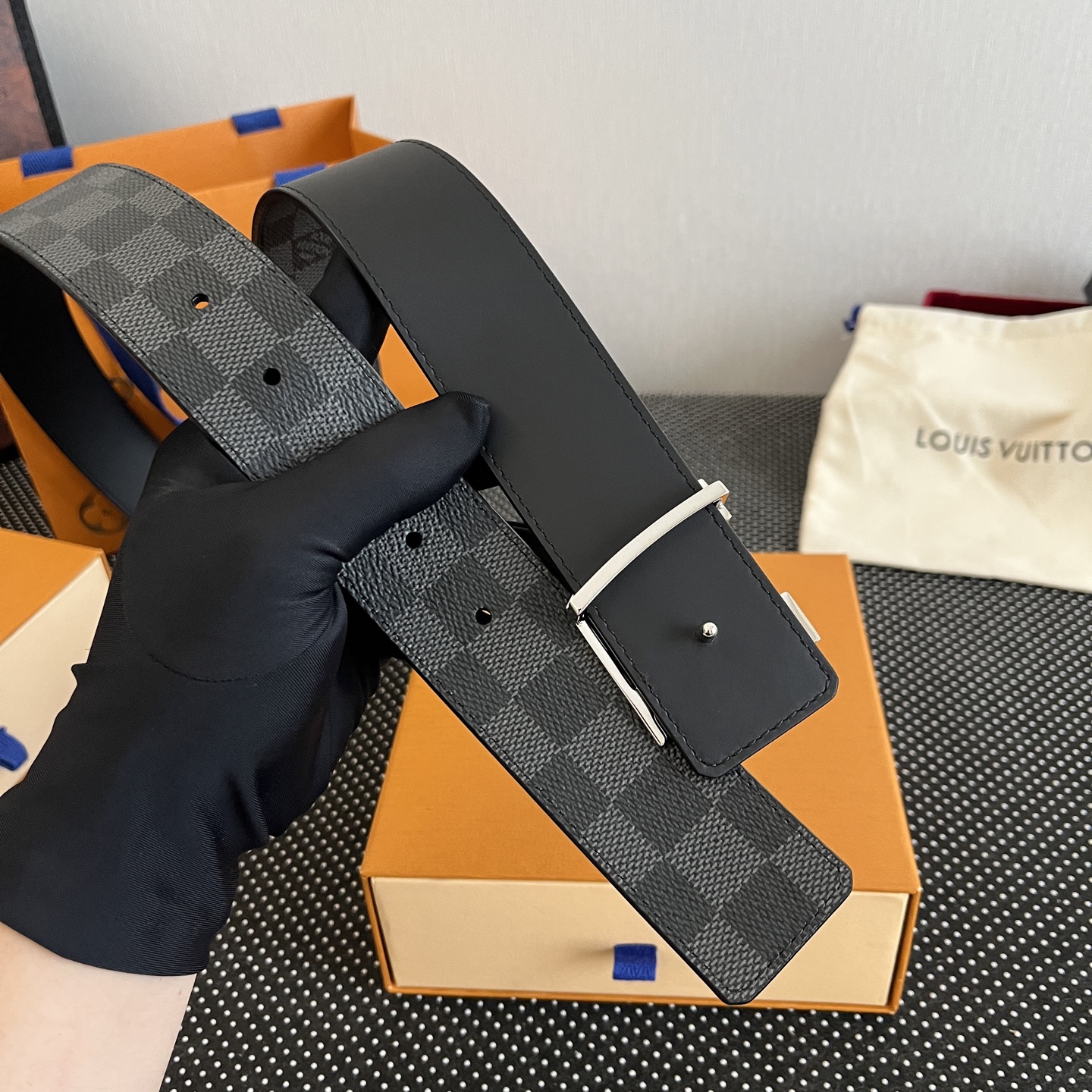 LOUlS Vuitton〖路易威登〗男士腰带 带身采用进口面料老花黑色 配进口牛皮平纹底  搭配经典扣