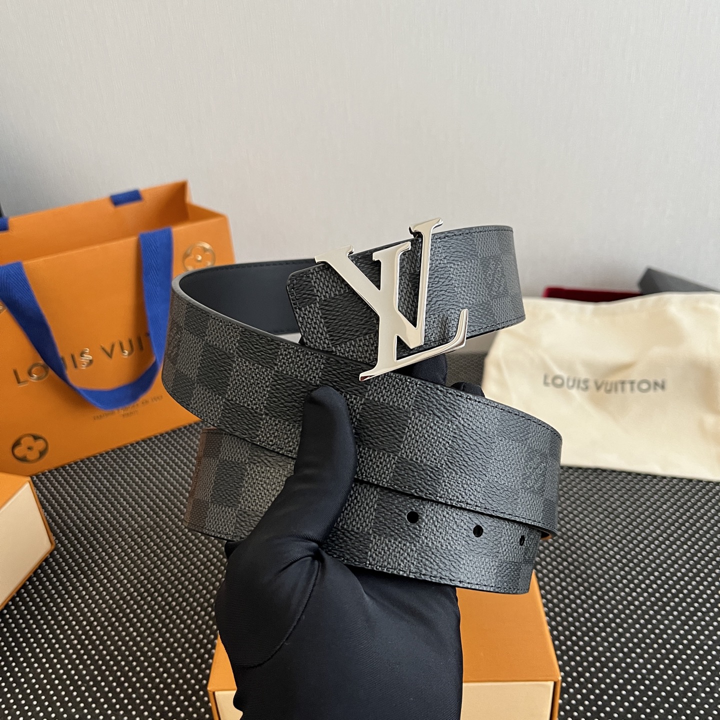 LOUlS Vuitton〖路易威登〗男士腰带 带身采用进口面料老花黑色 配进口牛皮平纹底  搭配经典扣