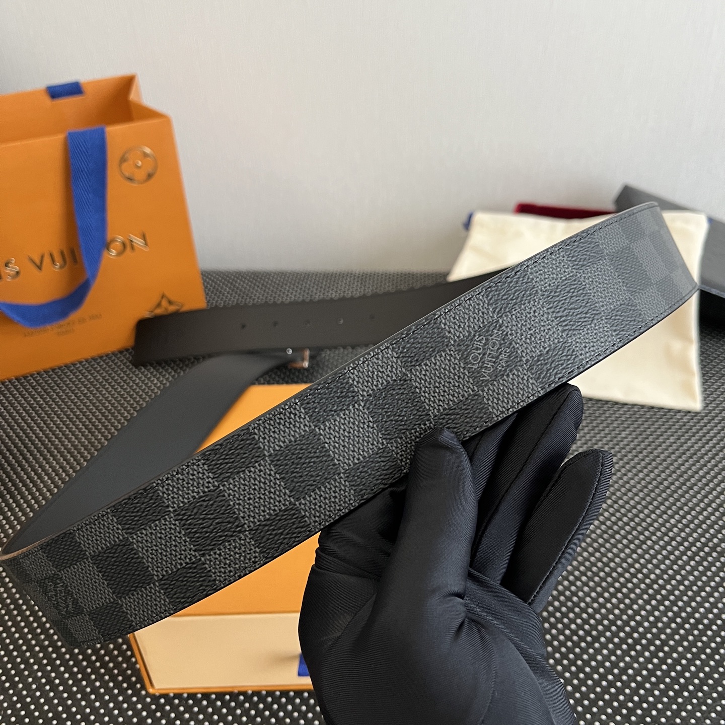 LOUlS Vuitton〖路易威登〗男士腰带 带身采用进口面料老花黑色 配进口牛皮平纹底  搭配经典扣