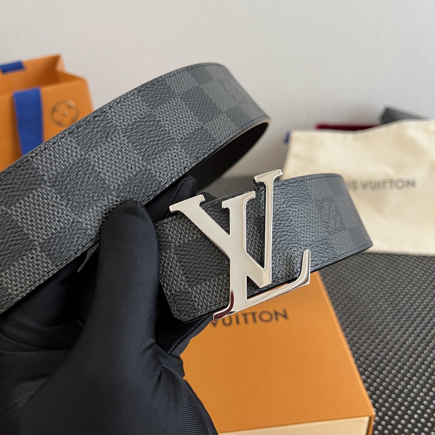 LOUlS Vuitton〖路易威登〗男士腰带 带身采用进口面料老花黑色 配进口牛皮平纹底  搭配经典扣