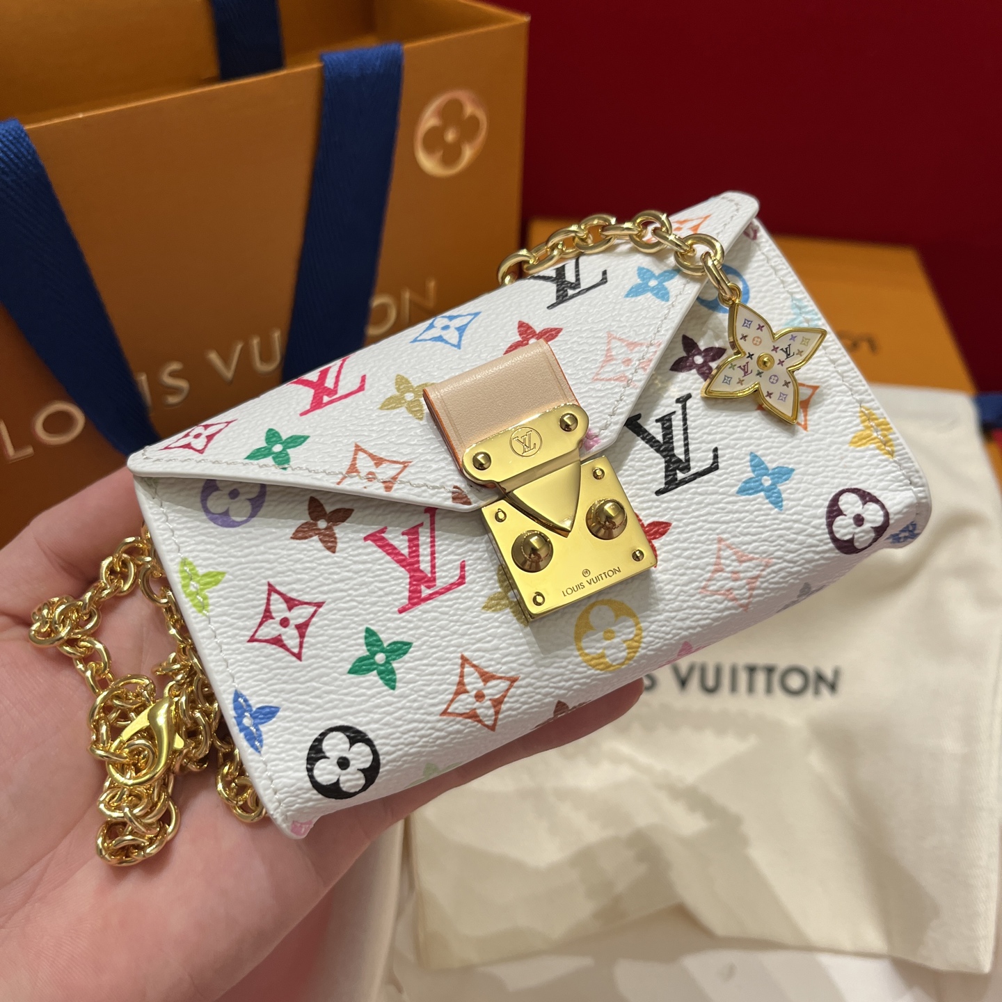 新品腰链包好可爱🤍💛 腰带以缤纷姿彩与村上隆的合作系列 莹泽链条方便随心调节长短 前卫设计兼顾多重功能 即能斜挎当链条包 新品腰链包好可爱🤍💛 腰带以缤纷姿彩与村上隆的合作系列 莹泽链条方便随心调节长短 前卫设计兼顾多重功能 即能斜挎当链条包