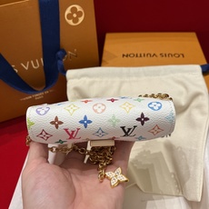 新品腰链包好可爱🤍💛 腰带以缤纷姿彩与村上隆的合作系列 莹泽链条方便随心调节长短 前卫设计兼顾多重功能 即能斜挎当链条包 新品腰链包好可爱🤍💛 腰带以缤纷姿彩与村上隆的合作系列 莹泽链条方便随心调节长短 前卫设计兼顾多重功能 即能斜挎当链条包