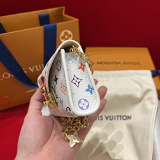 新品腰链包好可爱🤍💛 腰带以缤纷姿彩与村上隆的合作系列 莹泽链条方便随心调节长短 前卫设计兼顾多重功能 即能斜挎当链条包 新品腰链包好可爱🤍💛 腰带以缤纷姿彩与村上隆的合作系列 莹泽链条方便随心调节长短 前卫设计兼顾多重功能 即能斜挎当链条包