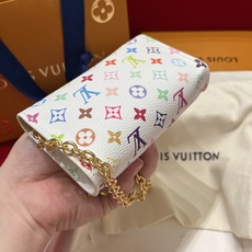 新品腰链包好可爱🤍💛 腰带以缤纷姿彩与村上隆的合作系列 莹泽链条方便随心调节长短 前卫设计兼顾多重功能 即能斜挎当链条包 新品腰链包好可爱🤍💛 腰带以缤纷姿彩与村上隆的合作系列 莹泽链条方便随心调节长短 前卫设计兼顾多重功能 即能斜挎当链条包