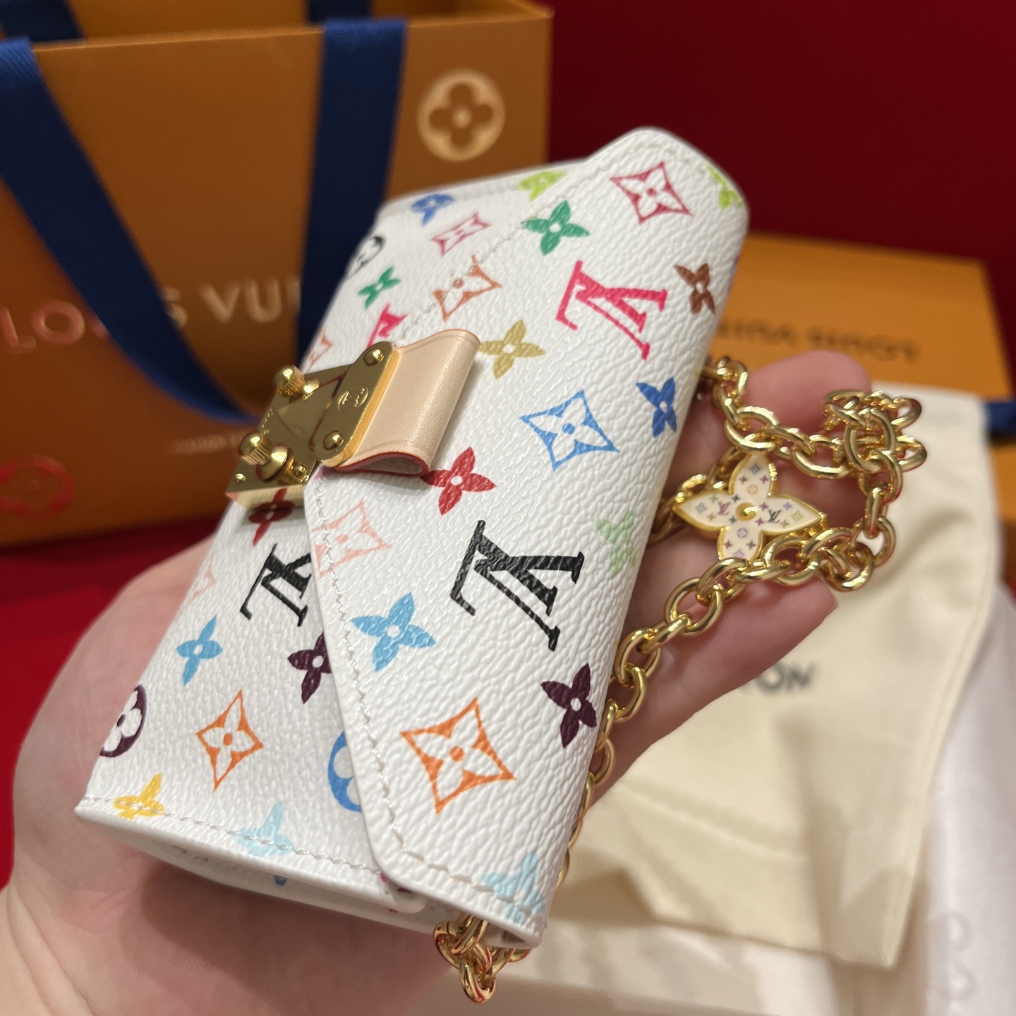 新品腰链包好可爱🤍💛 腰带以缤纷姿彩与村上隆的合作系列 莹泽链条方便随心调节长短 前卫设计兼顾多重功能 即能斜挎当链条包 新品腰链包好可爱🤍💛 腰带以缤纷姿彩与村上隆的合作系列 莹泽链条方便随心调节长短 前卫设计兼顾多重功能 即能斜挎当链条包