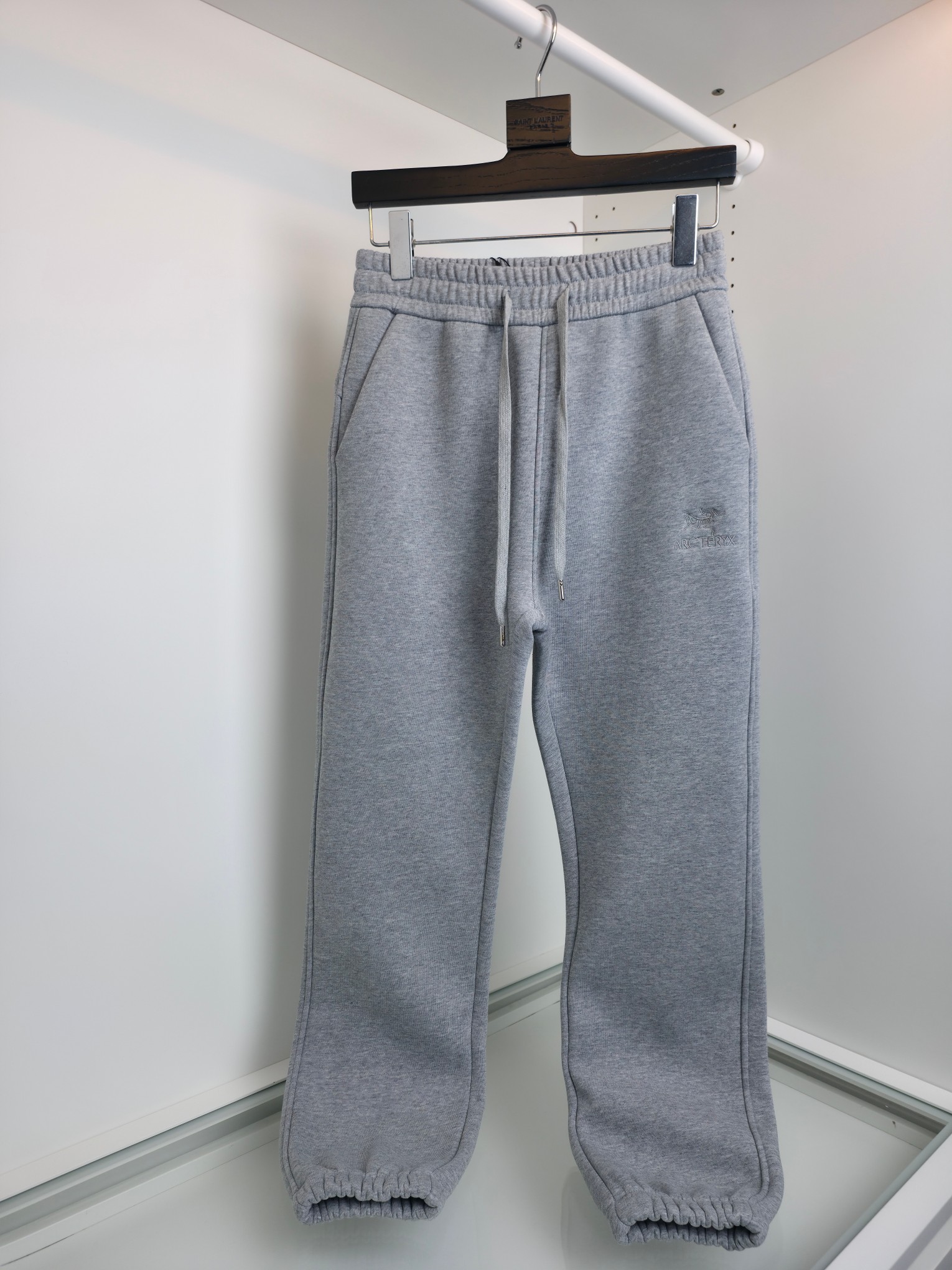 NO:638016,The quantity of orders from Korean customers is very small and may be discontinued at any time!  AC embroidered fleece sweatpants, ultra-fine composite fleece material, logo fashion embroidered casual warm sports trousers!  Recognizable as luxury!  The imported high-weight cotton blended material is supplied by the customer. The fabric is high-weight and has a delicate and moist feel. The lining is made of dense and skin-friendly velvet processing, making it more warm and comfortable to wear, giving you the most considerate and warm wearing experience in autumn and winter!  The high elasticity and loose waistband + thick braided drawstring design improve the stretchability and fit of the waistband, making the wearing effect more comfortable and fit!  The basic and conventional sweatpants are cut in a basic style. The upper body is invincible in terms of fashionability and slimming effect. It is a versatile product that can be worn without any restrictions!  [Color] black gray beige [Size] M-3XL, men's clothing, alexander wang19860909韩国客户订单尾货 数量很少 随时断码！ AC刺绣加绒卫裤,超细腻复合抓绒材质,徽标Logo时尚刺绣休闲保暖运动长裤！具有奢华辨识度！客供进口高克重棉质混纺材质,面料克重高且手感细腻温润,内里绵密亲肤的加绒工艺处理,令着穿更加的保暖舒适,给你秋冬季最贴心温暖的着穿享受！高弹力加宽松紧裤腰+编织粗线抽绳设计,提升裤腰伸展性与贴合度,让着穿效果更是舒适合体！基础常规的运动裤版型裁剪,上身无论是时髦度还是显瘦效果都堪称无敌,属于通穿无限制的百搭臻品！【颜色】黑色 灰色 米色【尺码】M-3XL,男装,alexander wang,Women's clothing