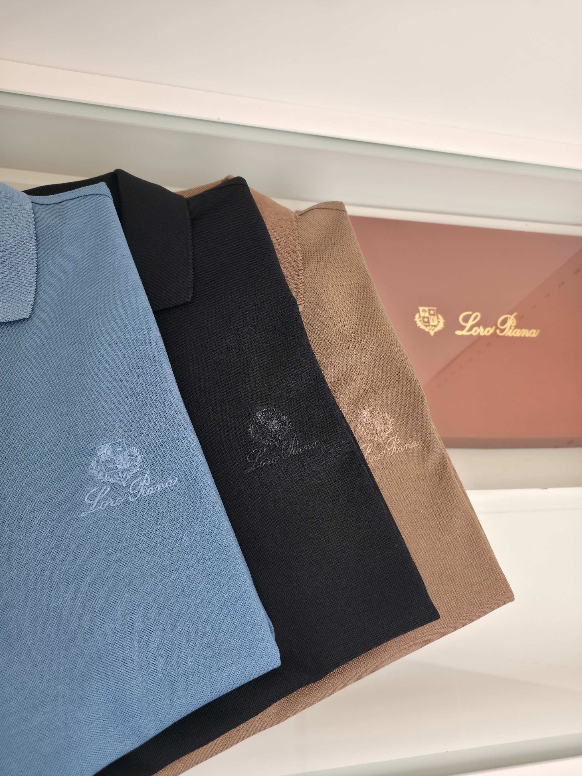 Lo*ro Pi*na诺 u翩雅 2026春夏 标志主题刺绣翻领拉链T恤衫，经典款 标志LOGO设计 搭